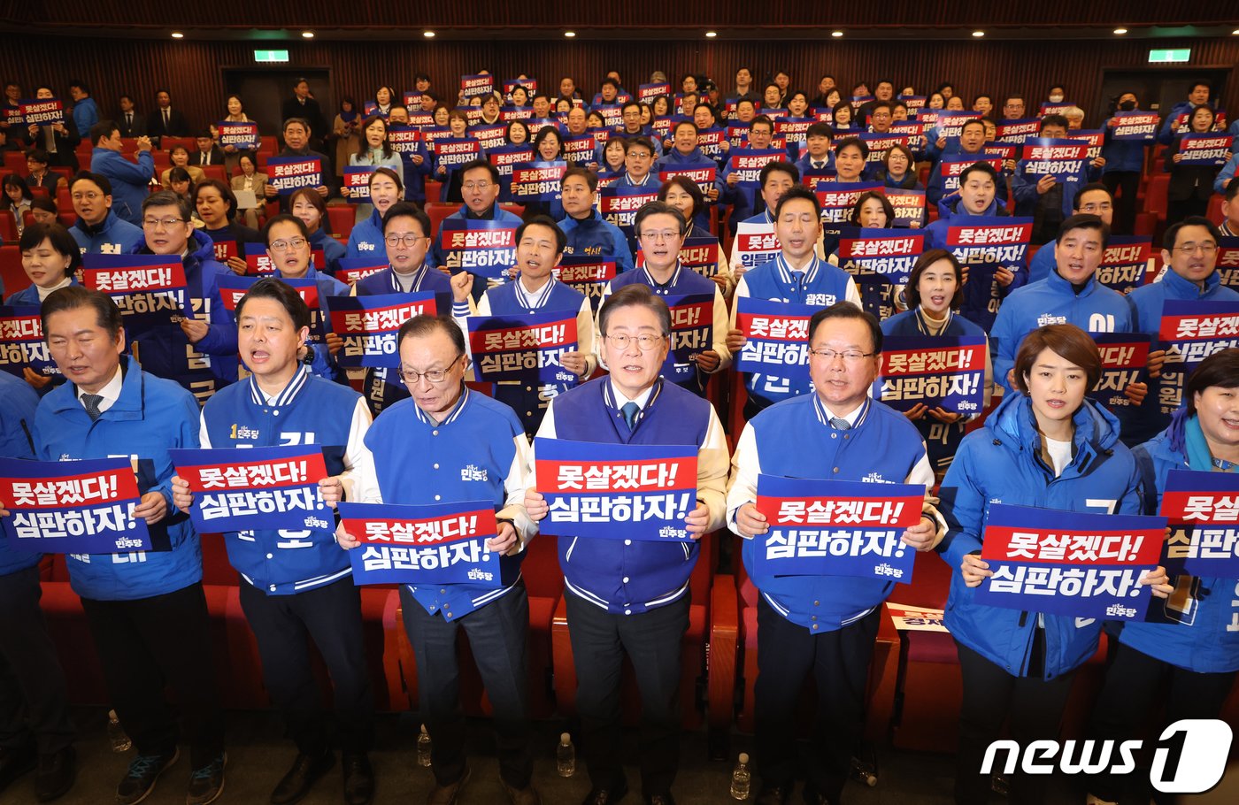 이재명 더불어민주당 대표와 이해찬, 김부겸 상임공동선대위원장 등이 20일 서울 여의도 국회 도서관에서 열린 &#39;서울특별시당 선거대책위원회 출범식&#39;에서 손 피켓을 들고 구호를 외치고 있다. 2024.3.20/뉴스1 ⓒ News1 송원영 기자