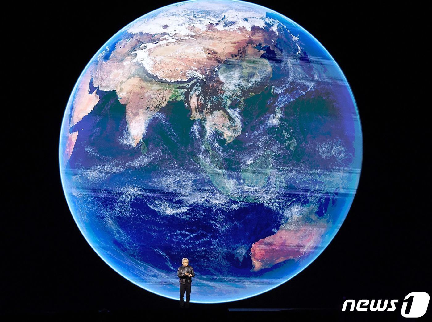 본문 이미지 - 젠슨 황 엔비디아 CEO가 거대한 지구를 배경으로 신제품을 설명하고 있다. ⓒ AFP=뉴스1 ⓒ News1 박형기 기자