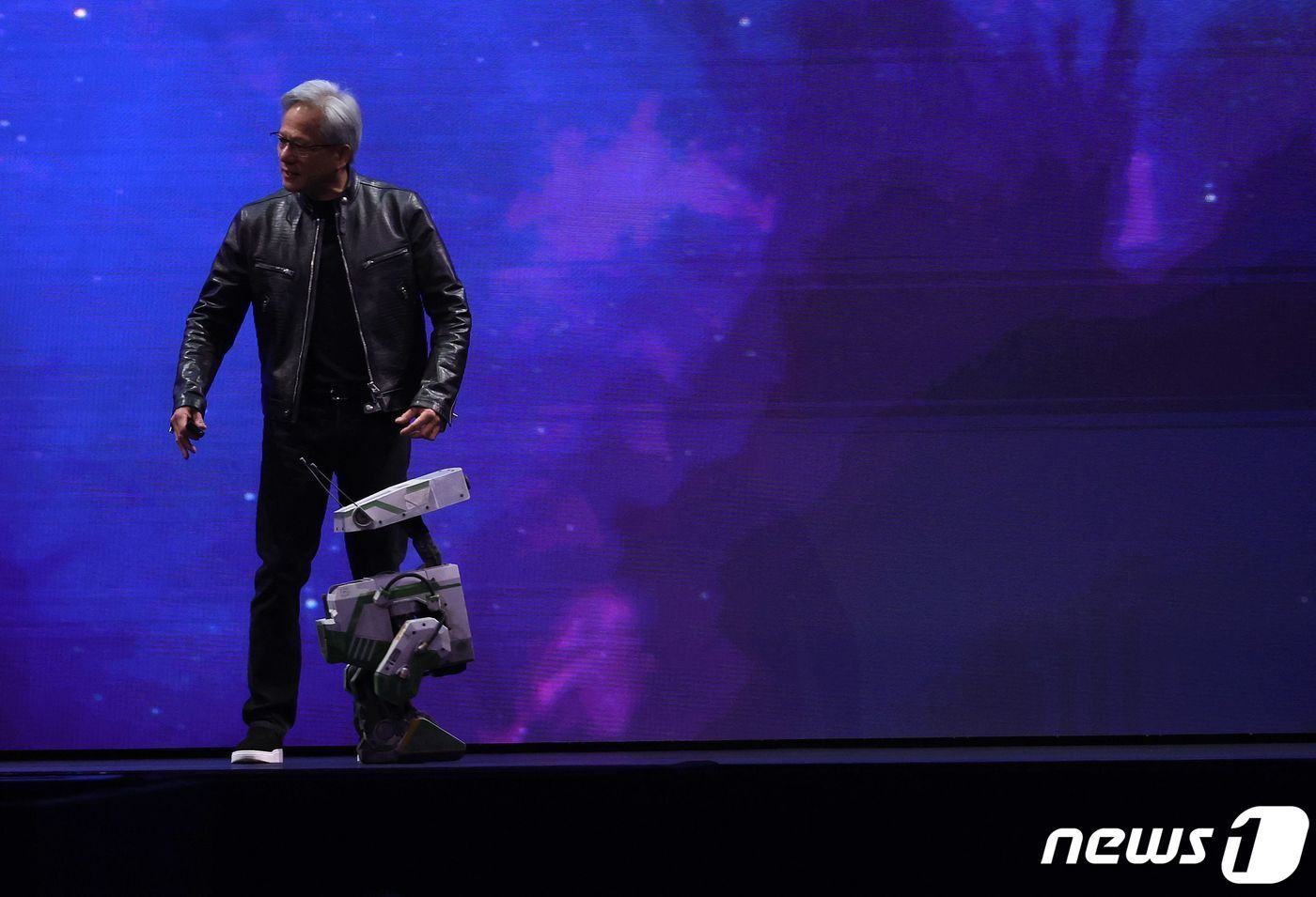 본문 이미지 - 젠슨 황 엔비디아 CEO가 팝스타처럼 무대에 등장하고 있다. ⓒ AFP=뉴스1 ⓒ News1 박형기 기자