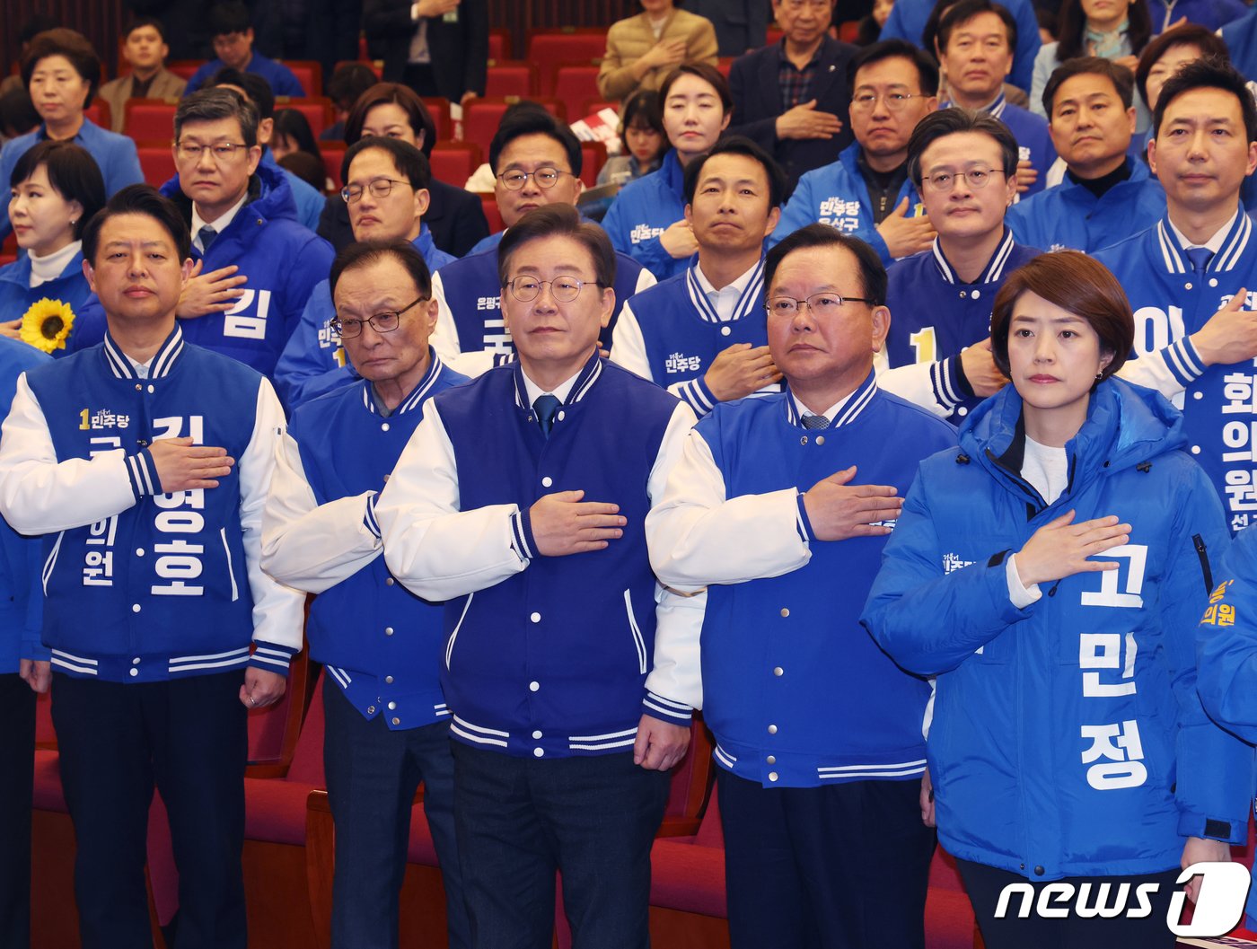 이재명 더불어민주당 대표와 이해찬, 김부겸 상임공동선대위원장 등이 20일 서울 여의도 국회 도서관에서 열린 &#39;서울특별시당 선거대책위원회 출범식&#39;에서 국기에 경례를 하고 있다. 2024.3.20/뉴스1 ⓒ News1 송원영 기자