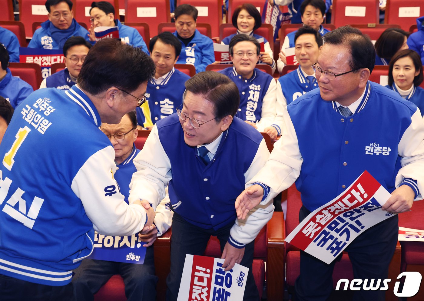 이재명 더불어민주당 대표와 김부겸 상임공동선대위원장이 20일 서울 여의도 국회 도서관에서 열린 &#39;서울특별시당 선거대책위원회 출범식&#39;에서 우원식 노원갑 후보와 인사를 나누고 있다. 2024.3.20/뉴스1 ⓒ News1 송원영 기자