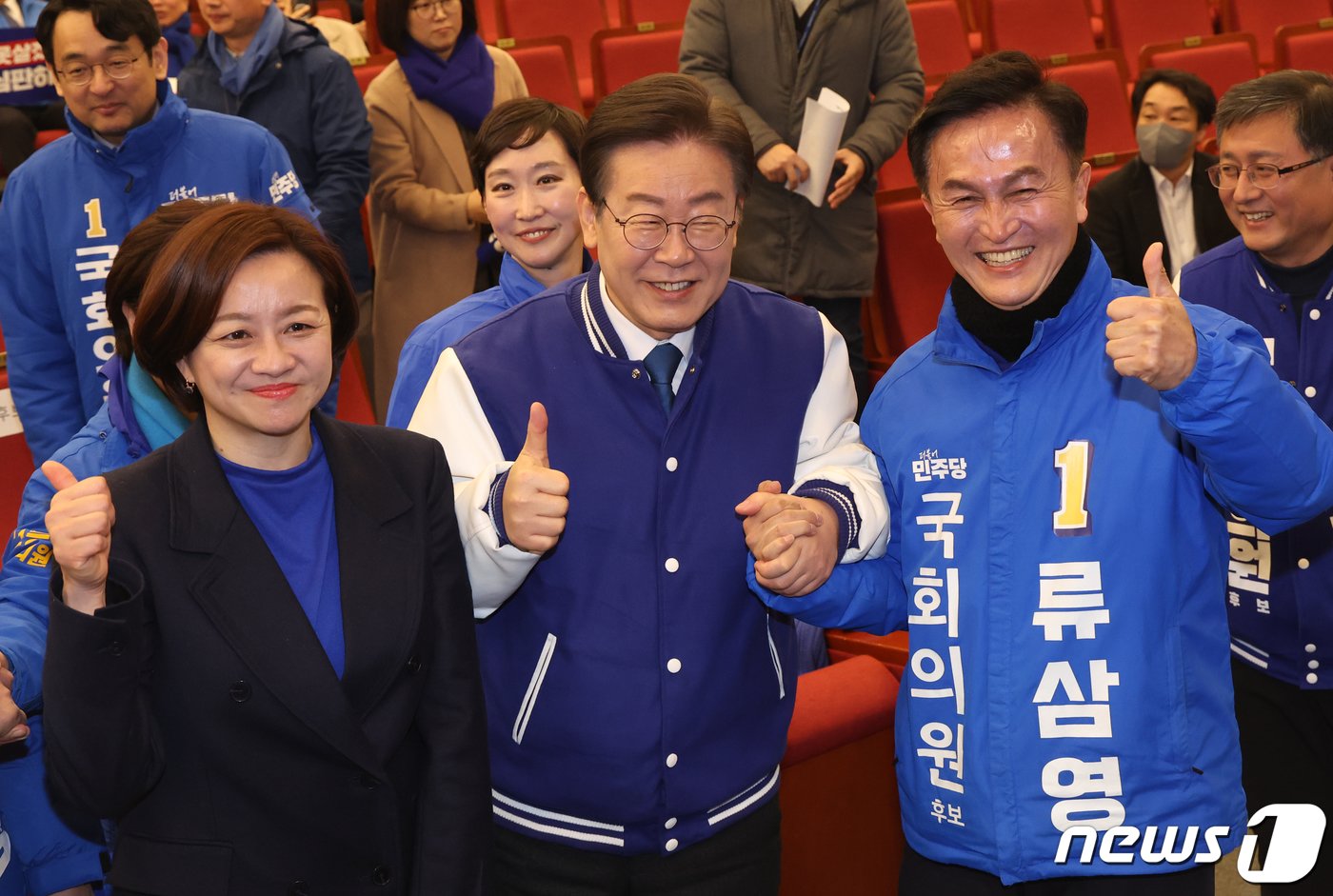 이재명 더불어민주당 대표가 20일 서울 여의도 국회 도서관에서 열린 &#39;서울특별시당 선거대책위원회 출범식&#39;에서 조수진 강북을, 류삼영 동작을 후보와 기념촬영을 하고 있다. 2024.3.20/뉴스1 ⓒ News1 송원영 기자