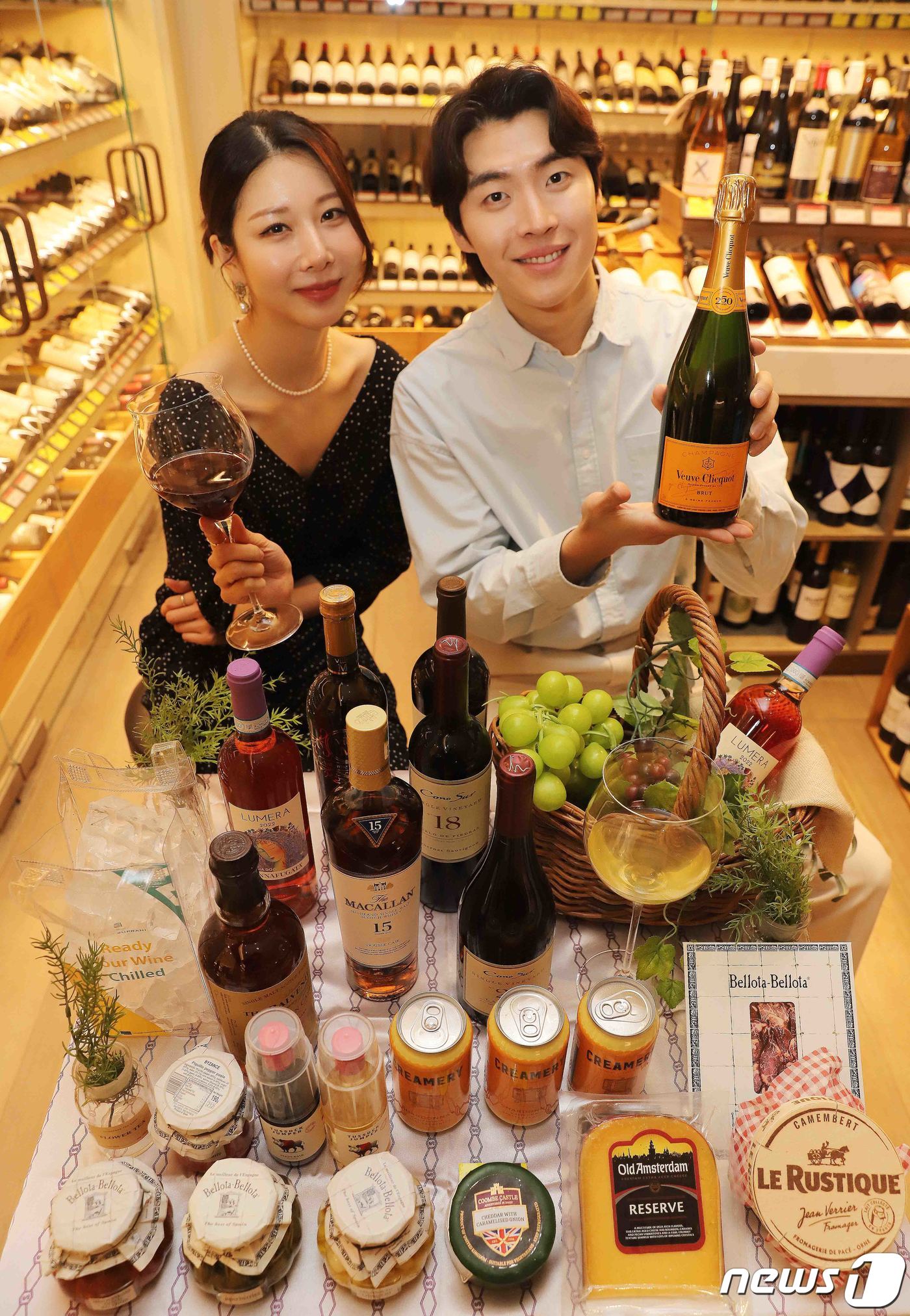 (서울=뉴스1) = 20일 서울 중구 신세계백화점 본점에서 모델들이 상반기 와인 창고전을 소개하고 있다.오는 22일부터 28일까지 열리는 이번 상반기 와인 창고대전에서는 총 90만 …