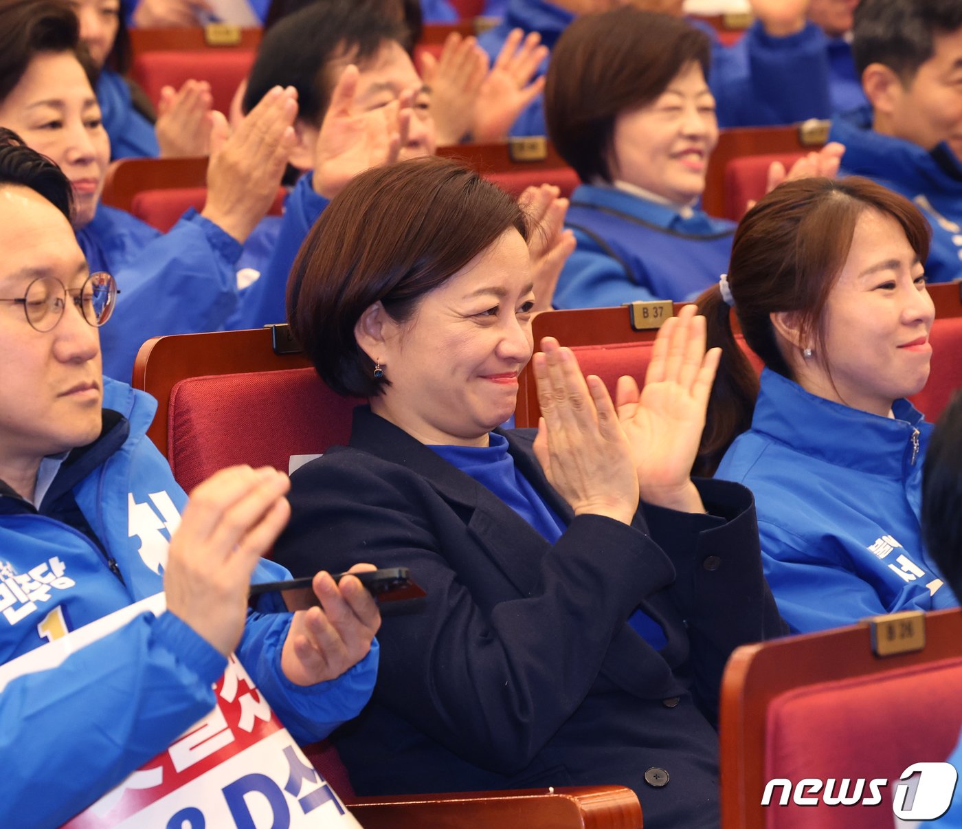 조수진 더불어민주당 강북을 후보가 20일 서울 여의도 국회 도서관에서 열린 &#39;서울특별시당 선거대책위원회 출범식&#39;에서 박수를 치고 있다. 2024.3.20/뉴스1 ⓒ News1 송원영 기자