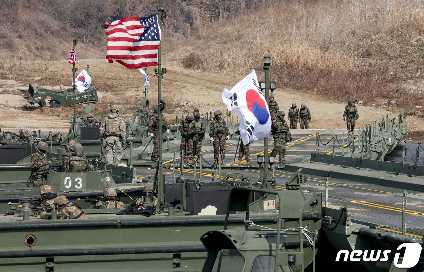 본문 이미지 - 20일 오전 경기 연천군 임진강에서 열린 한미연합 제병협동 도하훈련에서 육군 5공병여단과 미2사단, 한미연합사단 11공병대대 장병들이 부교를 설치하고 있다. 2024.3.20/뉴스1 ⓒ News1 장수영 기자