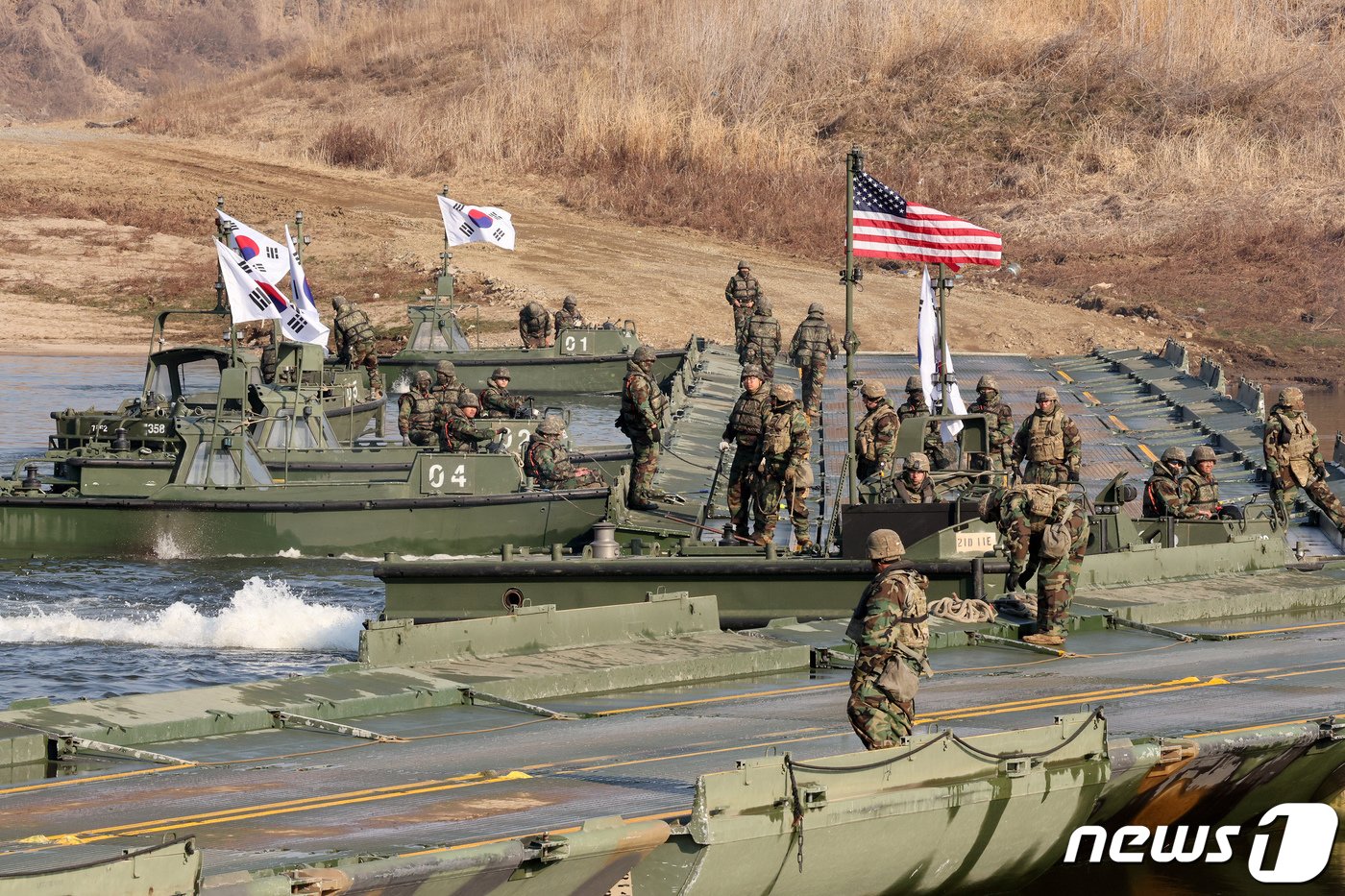 20일 오전 경기 연천군 임진강에서 열린 한미연합 제병협동 도하훈련에서 육군 5공병여단과 미2사단, 한미연합사단 11공병대대 장병들이 부교를 설치하고 있다. 2024.3.20/뉴스1 ⓒ News1 장수영 기자