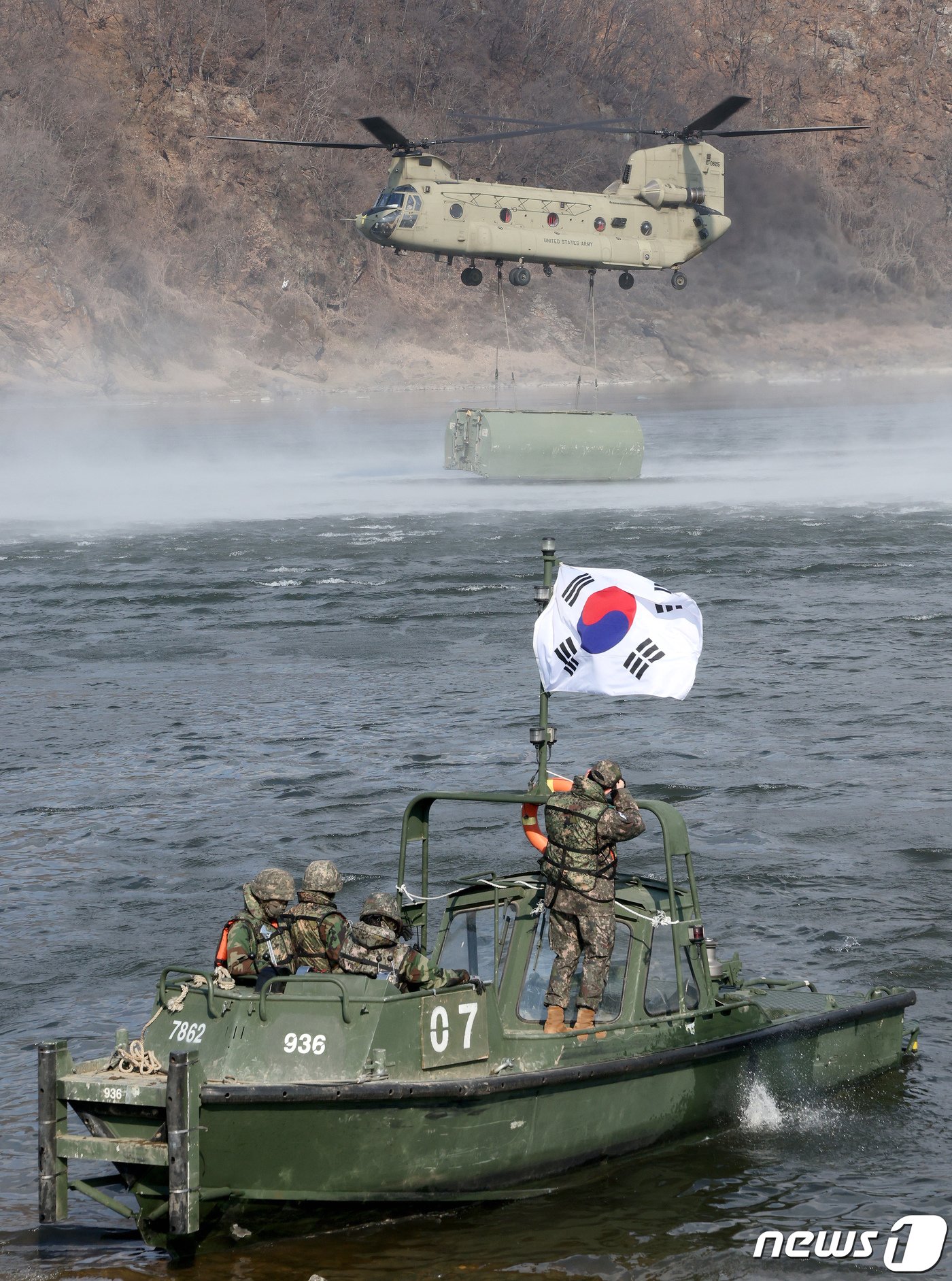 본문 이미지 - 20일 오전 경기 연천군 임진강에서 열린 한미연합 제병협동 도하훈련에서 미군 시누크 헬기가 전술부교를 강 위에 놓고 있다. 2024.3.20/뉴스1 ⓒ News1 장수영 기자