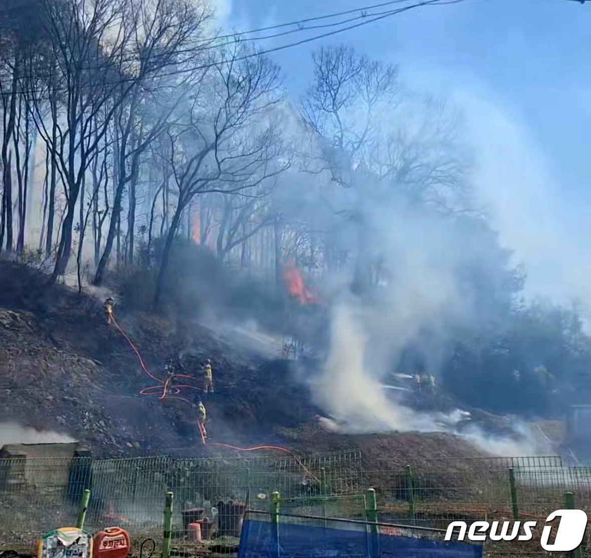 (광주=뉴스1) 이승현 기자 = 20일 오후 1시 11분쯤 광주 동구 학동의 미양산에서 불이 나 소방과 산림당국이 진화작업을 하고 있다. (광주 동구 제공) 2024.3.20/뉴스 …