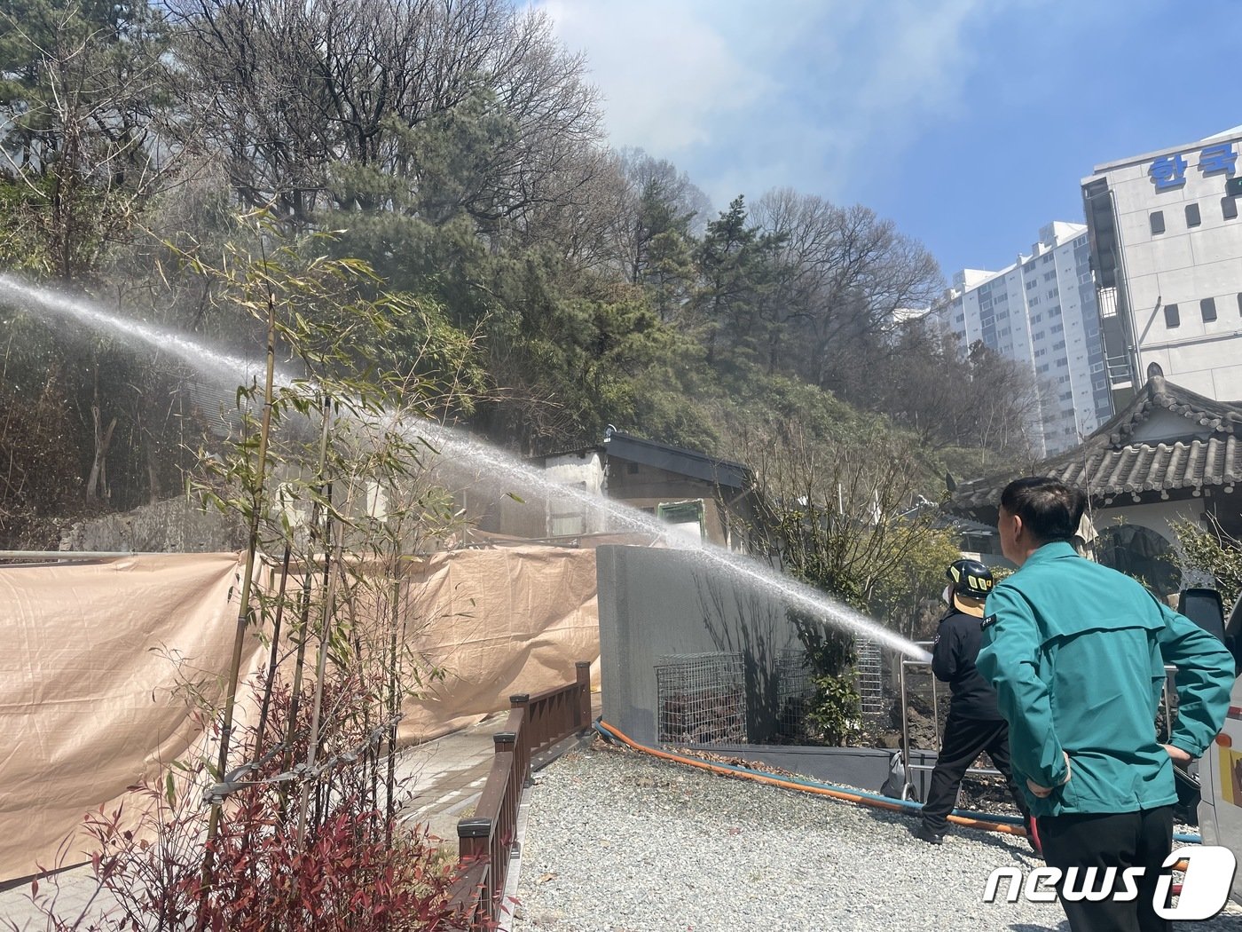 본문 이미지 - 20일 오후 1시 9분쯤 광주 동구 학동 증심사 입구역 인근 한 산에서 불이 나 소방당국이 진화 작업을 벌이고 있다. 2024.3.20/뉴스1 ⓒ News1 박지현 기자