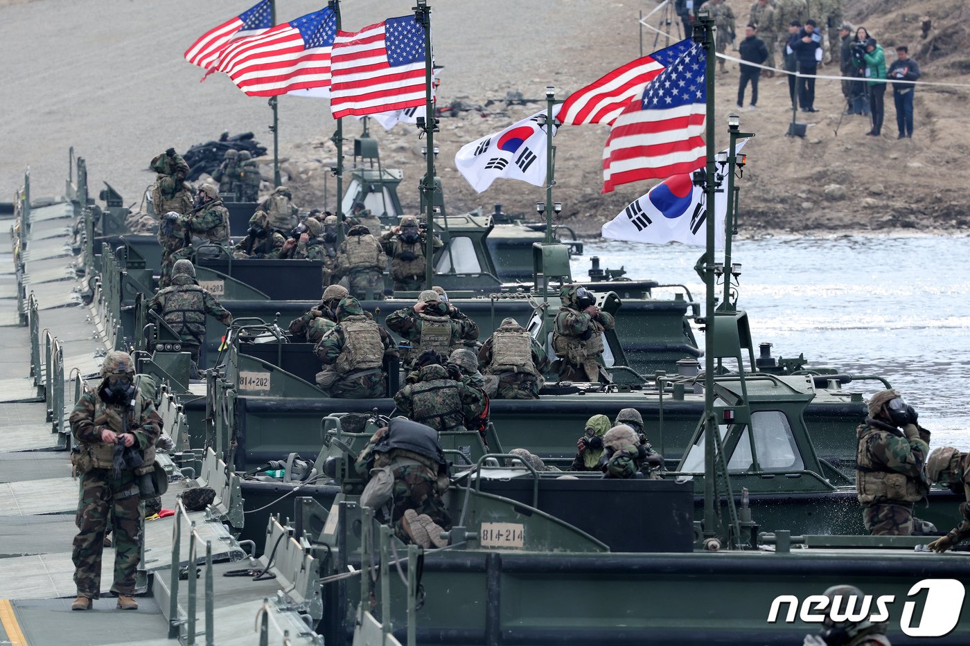 본문 이미지 - 20일 오전 경기 연천군 임진강에서 열린 한미연합 제병협동 도하훈련에서 육군 5공병여단과 미2사단, 한미연합사단 11공병대대 장병들이 화생방 경보에 따라 방독면을 착용하고 있다. 2024.3.20/뉴스1 ⓒ News1 장수영 기자