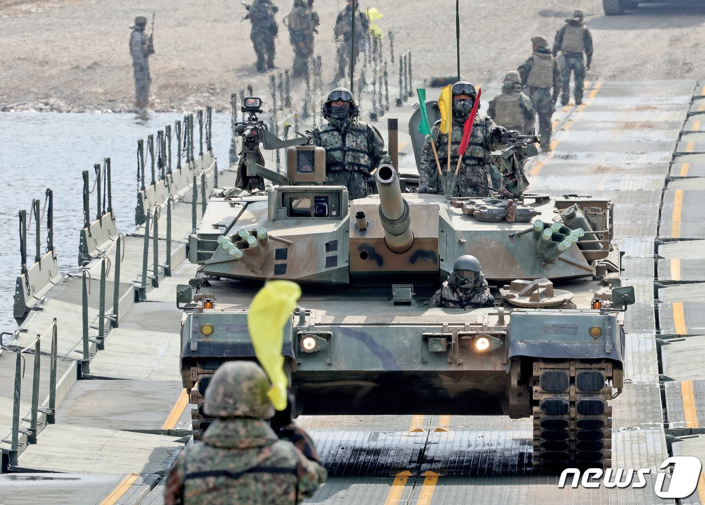 20일 오전 경기 연천군 임진강에서 열린 한미연합 제병협동 도하훈련에서 국군 K1E1 전차가 부교 위를 지나고 있다. 2024.3.20/뉴스1 ⓒ News1 장수영 기자