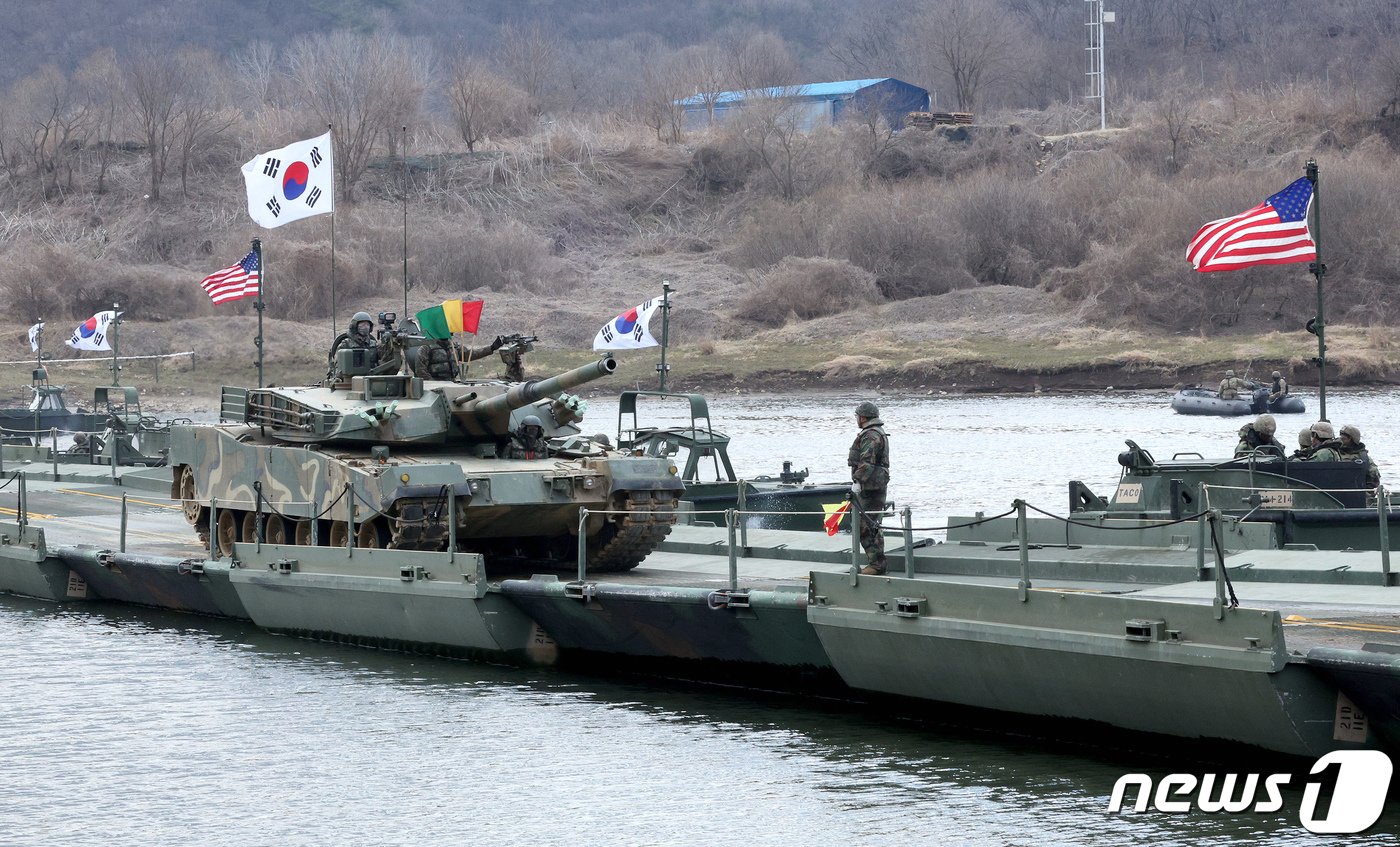 본문 이미지 - 20일 오전 경기 연천군 임진강에서 열린 한미연합 제병협동 도하훈련에서 국군 K1E1 전차가 부교 위를 지나고 있다.  2024.3.20/뉴스1 ⓒ News1 장수영 기자