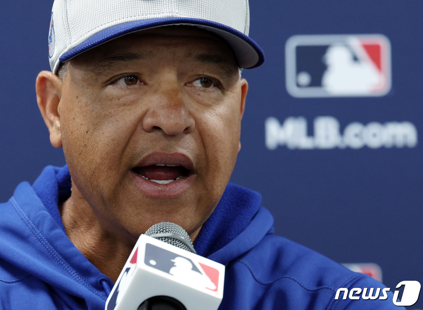 (서울=뉴스1) 박정호 기자 = LA 다저스 데이브 로버츠 감독이 미국프로야구(MLB) 공식 개막 서울시리즈 1차전이 예정된 20일 오후 서울 고척스카이돔에서 기자회견을 하고 있다 …