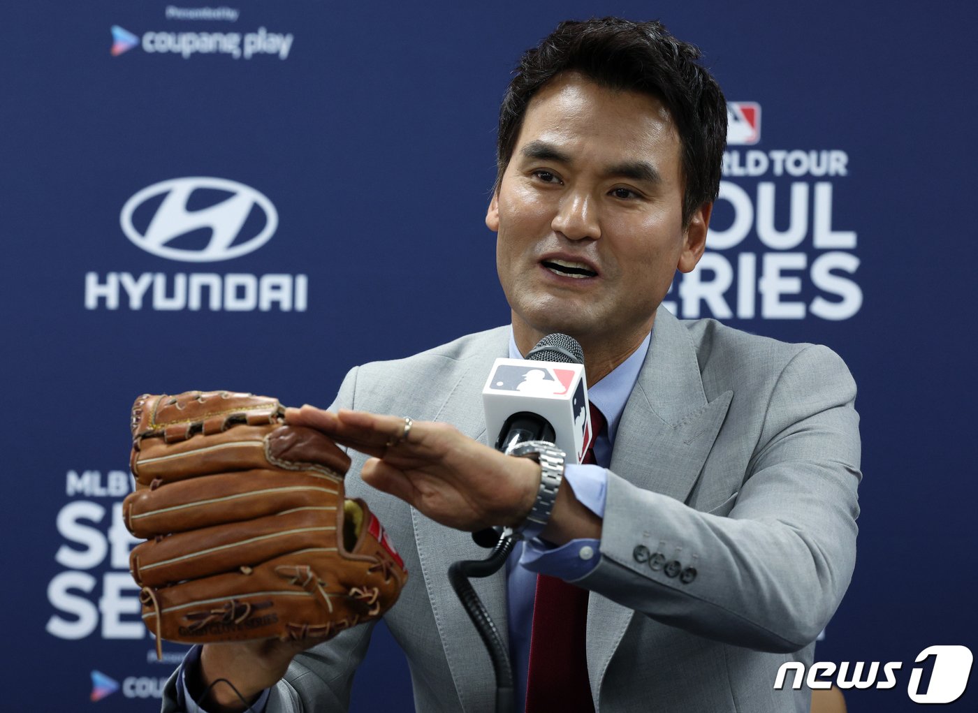 미국프로야구&#40;MLB&#41; 공식 개막 서울시리즈 1차전 시구를 맡은 박찬호가 20일 오후 서울 고척스카이돔에서 가진 기자회견에서 30년 전 글러브를 가져왔다며 손가락을 가리는 부분을 설명하고 있다. 2024.3.20/뉴스1 ⓒ News1 박정호 기자