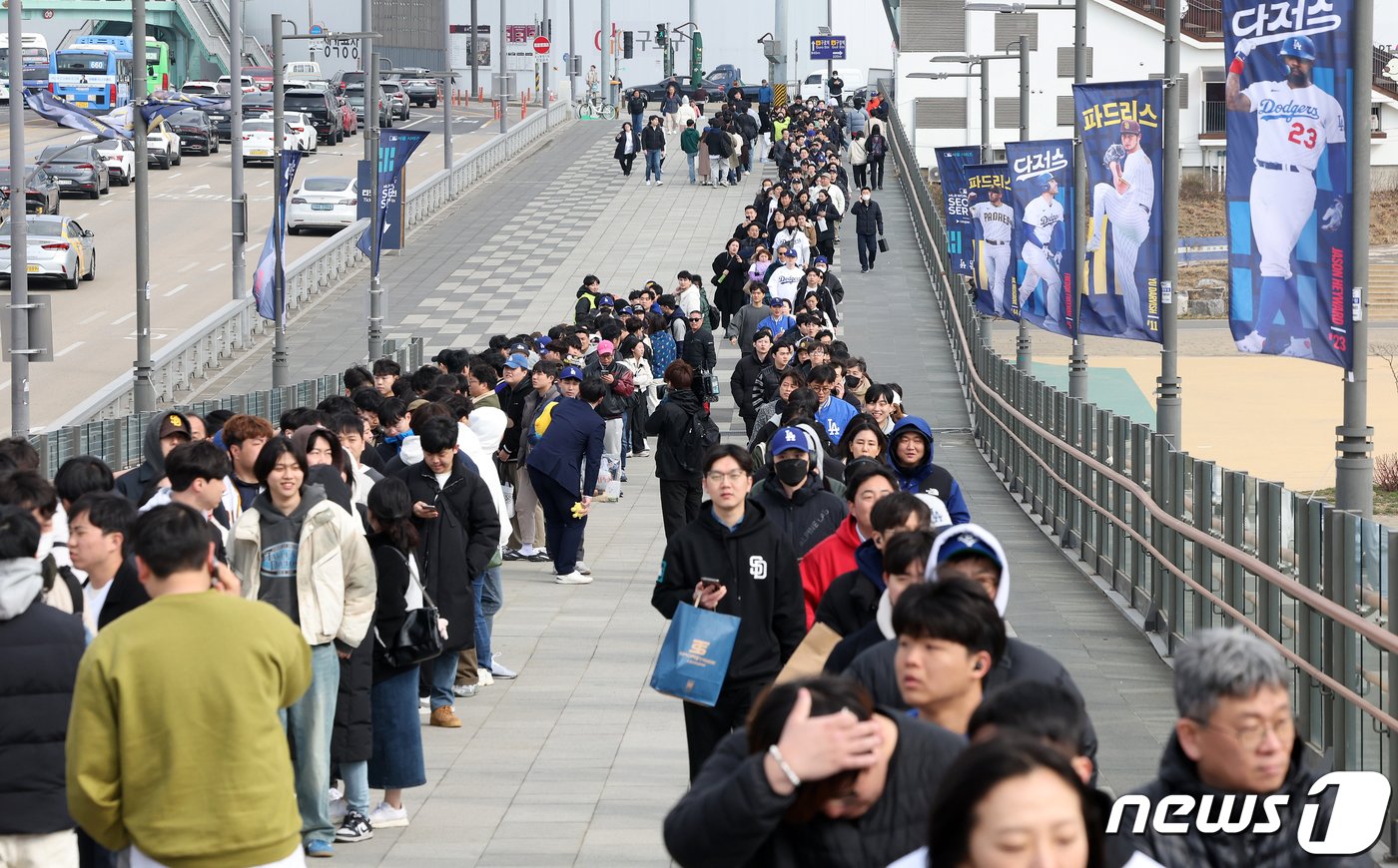 본문 이미지 - 20일 서울 구로구 고척스카이돔에서 열리는 2024 미국 메이저리그(MLB) 월드투어 서울시리즈 개막전 샌디에이고 파드리스와 로스엔젤레스(LA) 다저스의 경기를 앞두고 야구팬들이 입장을 위해 줄 서서 기다리고 있다. 이번 경기는 한국에서 열리는 최초의 메이저리그 공식 경기다. 2024.3.20/뉴스1 ⓒ News1 김진환 기자