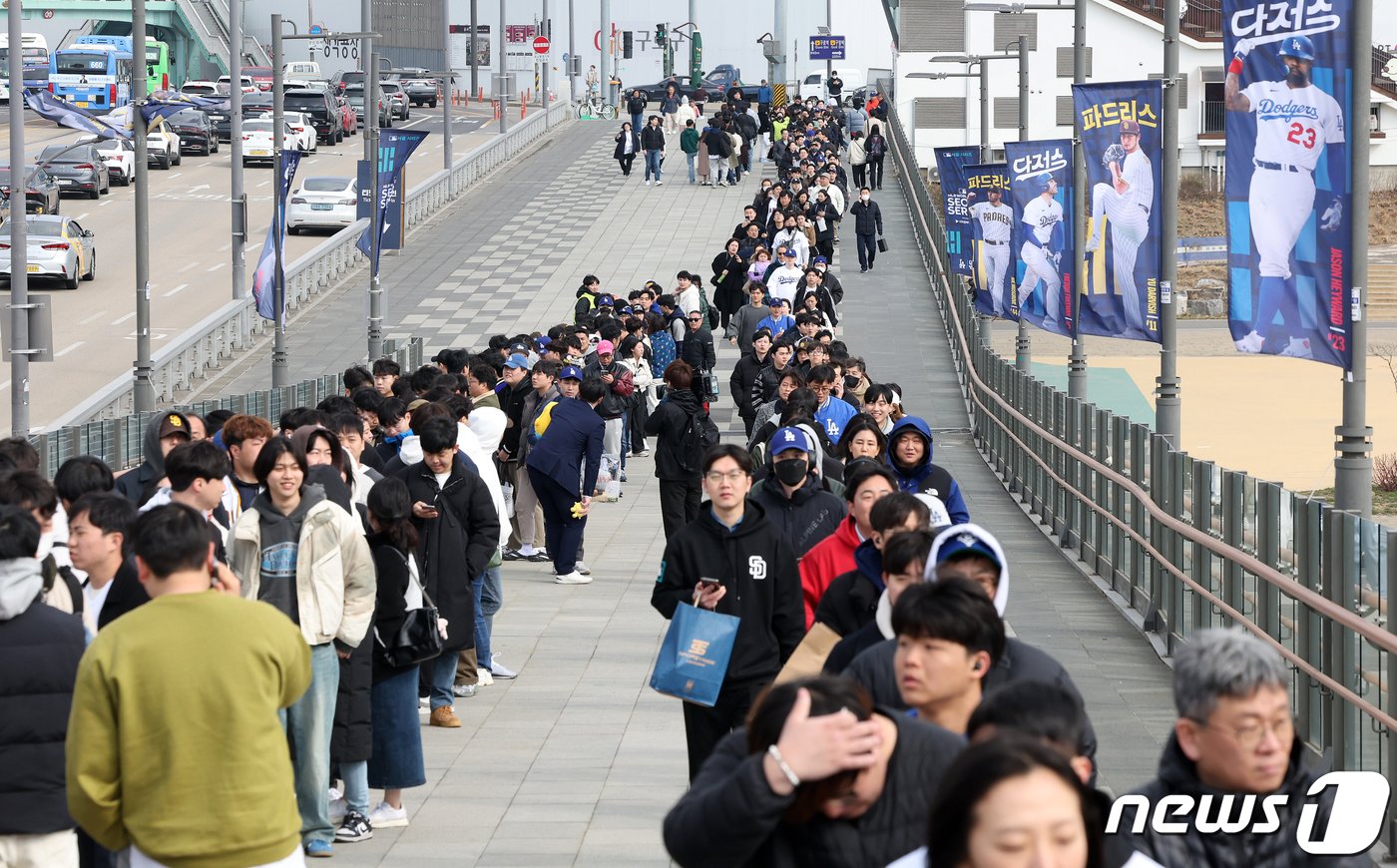 20일 서울 구로구 고척스카이돔에서 열리는 2024 미국 메이저리그&#40;MLB&#41; 월드투어 서울시리즈 개막전 샌디에이고 파드리스와 로스엔젤레스&#40;LA&#41; 다저스의 경기를 앞두고 야구팬들이 입장을 위해 줄 서서 기다리고 있다. 이번 경기는 한국에서 열리는 최초의 메이저리그 공식 경기다. 2024.3.20/뉴스1 ⓒ News1 김진환 기자