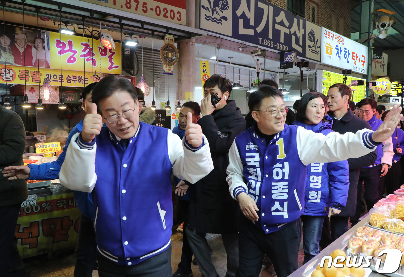 (인천=뉴스1) 임세영 기자 = 이재명 더불어민주당 대표가 20일 인천 미추홀구 신기시장을 방문해 남영희, 허종식, 박찬대 후보와 함께 상인들과 인사를 나누고 있다. (공동취재) …