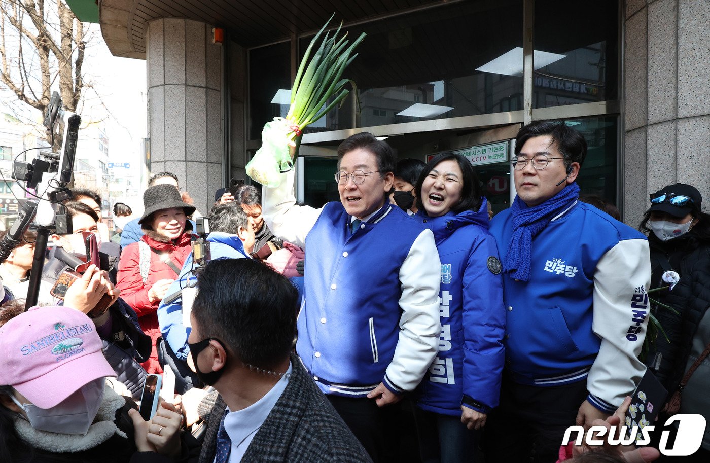 이재명 더불어민주당 대표가 20일 오후 인천 미추홀구 토지금고시장을 방문, 대파 한 단을 들고 발언하고 있다. 대파 한 단이 875원에 판매되자 &#39;합리적인 가격인 것 같다&#39;고 한 윤석열 대통령의 발언을 꼬집기 위해 대파를 든 이 대표는 &#34;850원짜리 &#40;대파를&#41; 봤느냐. 이게 5000원＂이라며 ＂관심이 없어서 무식해서 그렇다＂고 말했다. &#40;공동취재&#41; 2024.3.20/뉴스1 ⓒ News1 임세영 기자