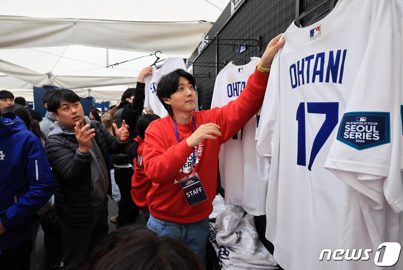 본문 이미지 - 20일 서울 구로구 고척스카이돔에서 열리는 2024 미국 메이저리그(MLB) 월드투어 서울시리즈 개막전 샌디에이고 파드리스와 로스엔젤레스(LA) 다저스의 경기를 앞두고 야구팬들이 기념품샵에서 오타니 유니폼을 구매하고 있다. 이번 경기는 한국에서 열리는 최초의 메이저리그 공식 경기다. 2024.3.20/뉴스1 ⓒ News1 김진환 기자