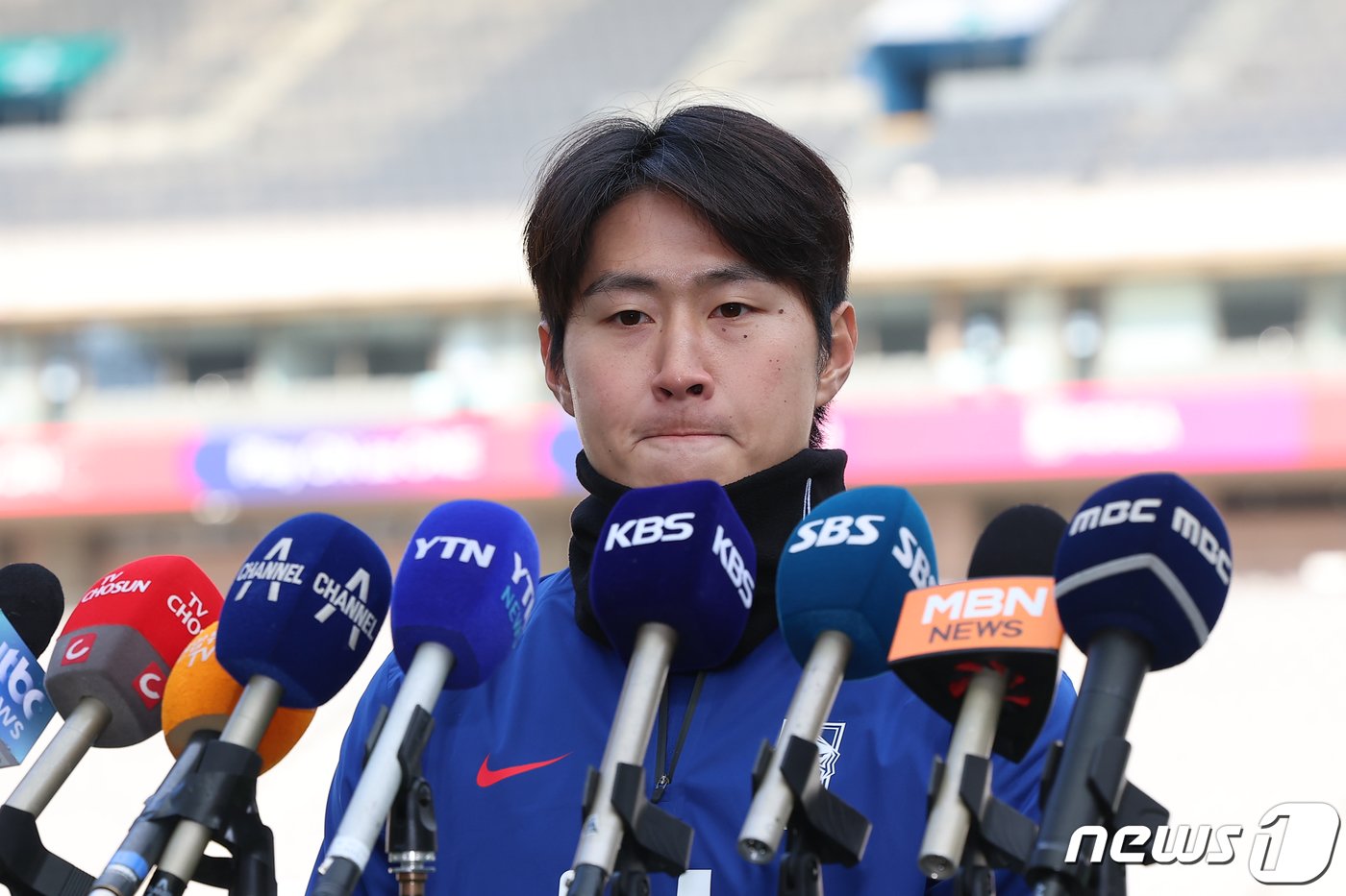 본문 이미지 - 대한민국 축구대표팀 이강인이 20일 오후 서울 마포구 서울월드컵경기장에서 2026 국제축구연맹(FIFA) 북중미 월드컵 아시아 지역 2차 예선 태국과 경기를 앞두고 훈련에 합류하기 전 아시안컵 기간 하극상 논란에 대해 심경을 밝히고 있다. 2024.3.20/뉴스1 ⓒ News1 김도우 기자