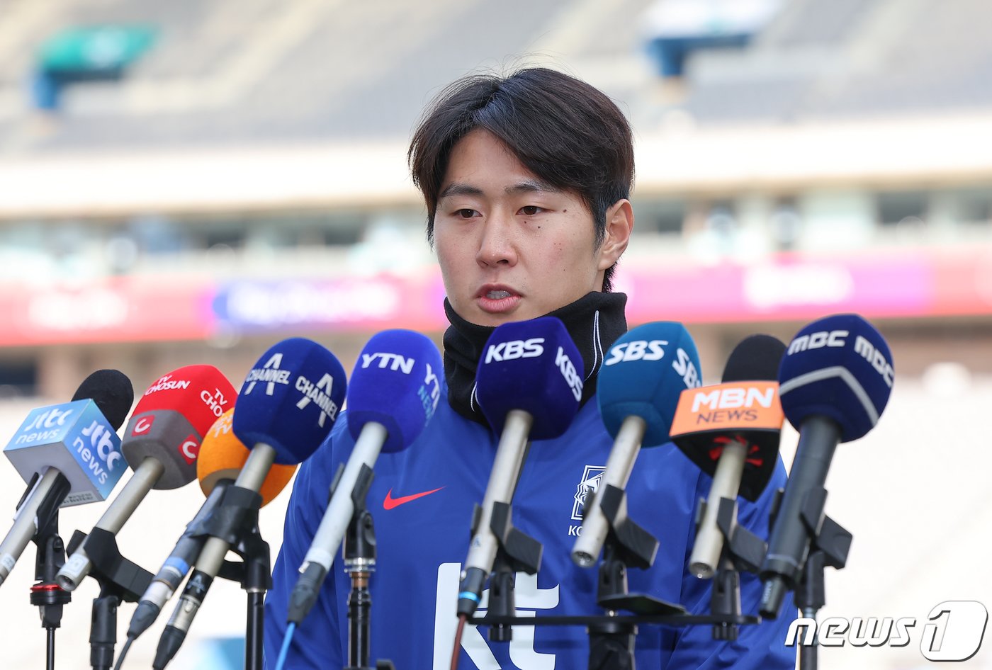 본문 이미지 - 대한민국 축구대표팀 이강인이 20일 오후 서울 마포구 서울월드컵경기장에서 2026 국제축구연맹(FIFA) 북중미 월드컵 아시아 지역 2차 예선 태국과 경기를 앞두고 훈련에 합류하기 전 아시안컵 기간 하극상 논란에 대해 심경을 밝히고 있다. 2024.3.20/뉴스1 ⓒ News1 김도우 기자