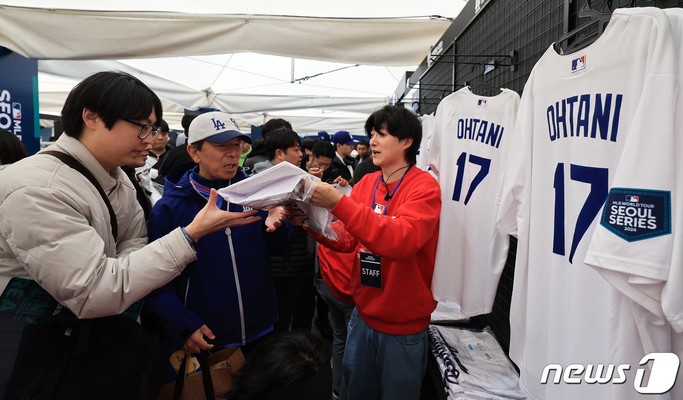 20일 서울 구로구 고척스카이돔에서 열리는 2024 미국 메이저리그&#40;MLB&#41; 월드투어 서울시리즈 개막전 샌디에이고 파드리스와 로스엔젤레스&#40;LA&#41; 다저스의 경기를 앞두고 야구팬들이 기념품샵에서 오타니 유니폼을 구매하고 있다. 이번 경기는 한국에서 열리는 최초의 메이저리그 공식 경기다. 2024.3.20/뉴스1 ⓒ News1 김진환 기자