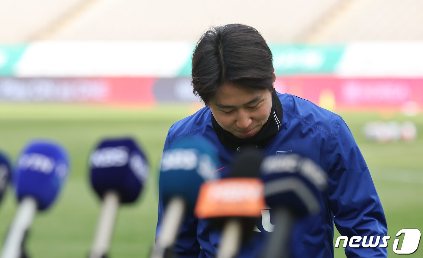 본문 이미지 - 대한민국 축구대표팀 이강인이 20일 오후 서울 마포구 서울월드컵경기장에서 2026 국제축구연맹(FIFA) 북중미 월드컵 아시아 지역 2차 예선 태국과 경기를 앞두고 훈련에 합류하기 전 아시안컵 기간 하극상 논란에 대해 심경을 밝히고 있다. 그 뒤로 손흥민 등 선수들이 몸을 풀고 있다. 2024.3.20/뉴스1 ⓒ News1 김도우 기자