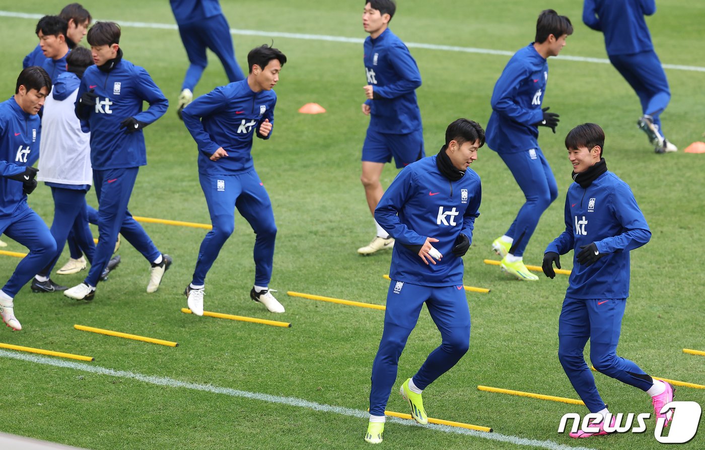 대한민국 축구대표팀 손흥민 등 선수들이 20일 오후 서울 마포구 서울월드컵경기장에서 2026 국제축구연맹&#40;FIFA&#41; 북중미 월드컵 아시아 지역 2차 예선 태국과 경기를 하루 앞두고 훈련하고 있다. ⓒ News1 김도우 기자