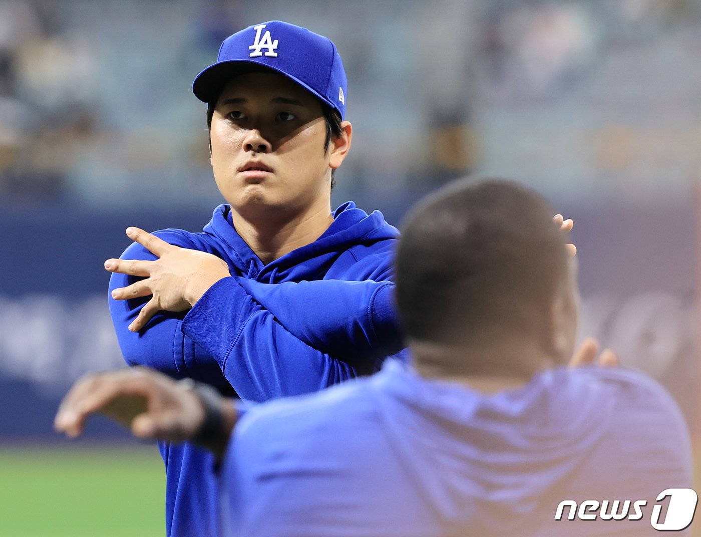 20일 서울 구로구 고척스카이돔에서 열리는 2024 미국 메이저리그&#40;MLB&#41; 월드투어 서울시리즈 개막전 샌디에이고 파드리스와 로스엔젤레스&#40;LA&#41; 다저스의 경기를 앞두고 다저스의 오타니 쇼헤이가 스트레칭을 하고 있다.  2024.3.20/뉴스1 ⓒ News1 김진환 기자