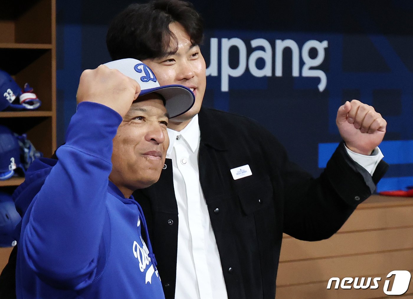 본문 이미지 - 올시즌 KBO리그 개막을 앞두고 한화 이글스로 전격 컴백한 류현진이 20일 서울 구로구 고척스카이돔에서 열리는 2024 미국 메이저리그(MLB) 월드투어 서울시리즈 개막전 샌디에이고 파드리스와 로스엔젤레스(LA) 다저스의 경기를 앞두고 데이브 로버츠 다저스 감독과 인사를 나누고 있다. 2024.3.20/뉴스1 ⓒ News1 김진환 기자