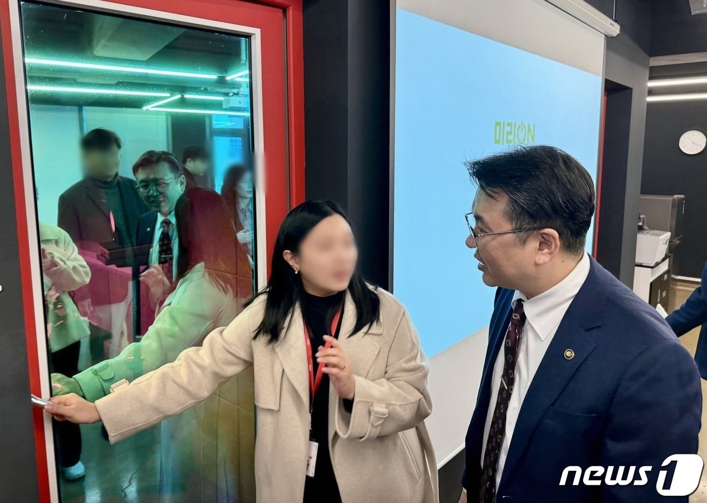 본문 이미지 - 오기웅 중기부 차관이 소담스퀘어 내부를 둘러보고 있다. ⓒ News1 이민주 기자
