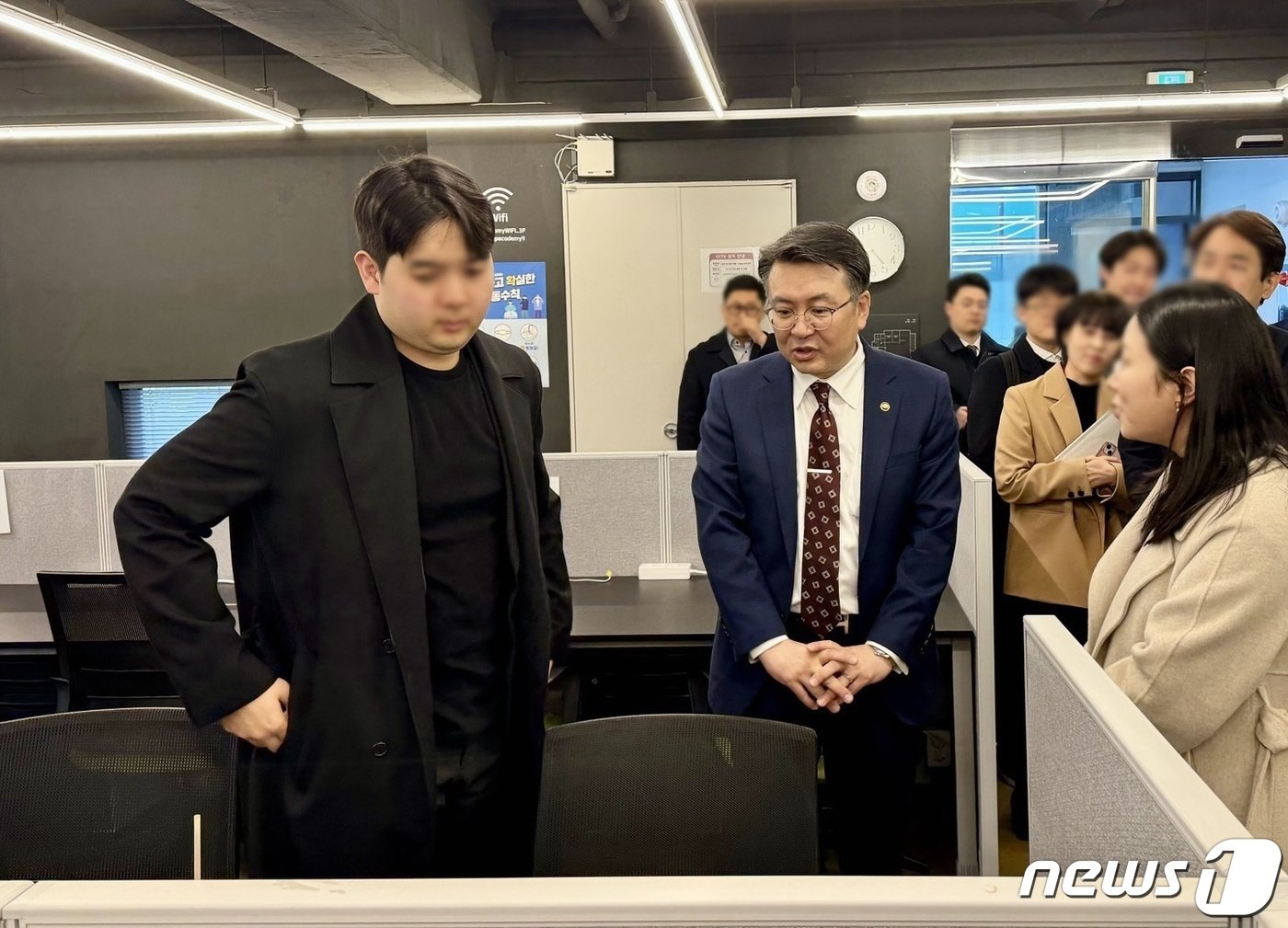 본문 이미지 - 오기웅 중기부 차관이 소담스퀘어 역삼점에서 한 소상공인에 감상을 묻고 있다. ⓒ News1 이민주 기자