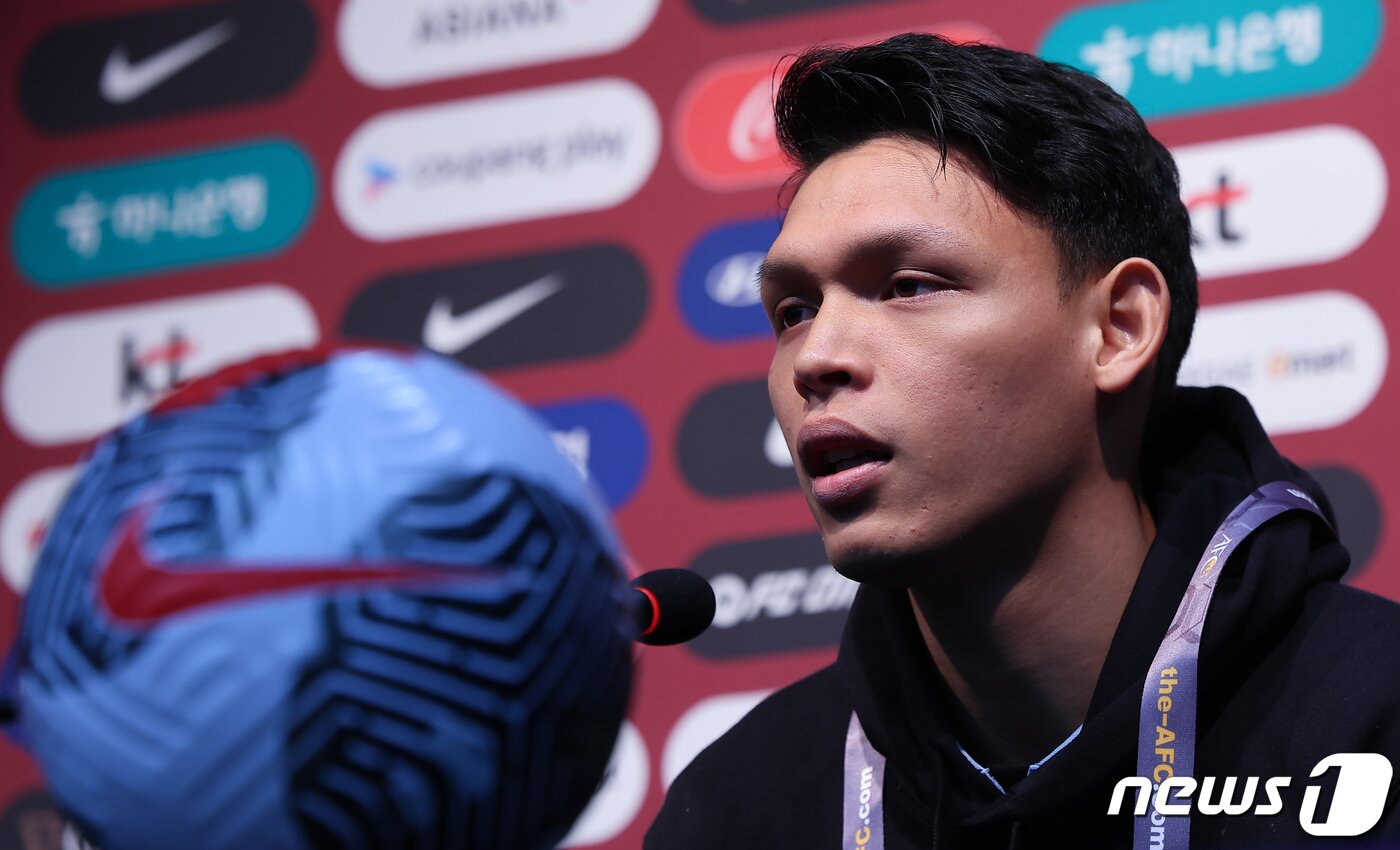 본문 이미지 - 태국 축구대표팀 수파차이 차이데드가 20일 오후 서울 마포구 서울월드컵경기장에서 2026 국제축구연맹(FIFA) 북중미 월드컵 아시아 지역 2차 예선 대한민국과 경기를 하루 앞두고 열린 기자회견에서 취재진 질문에 답하고 있다. 2024.3.20/뉴스1 ⓒ News1 김도우 기자