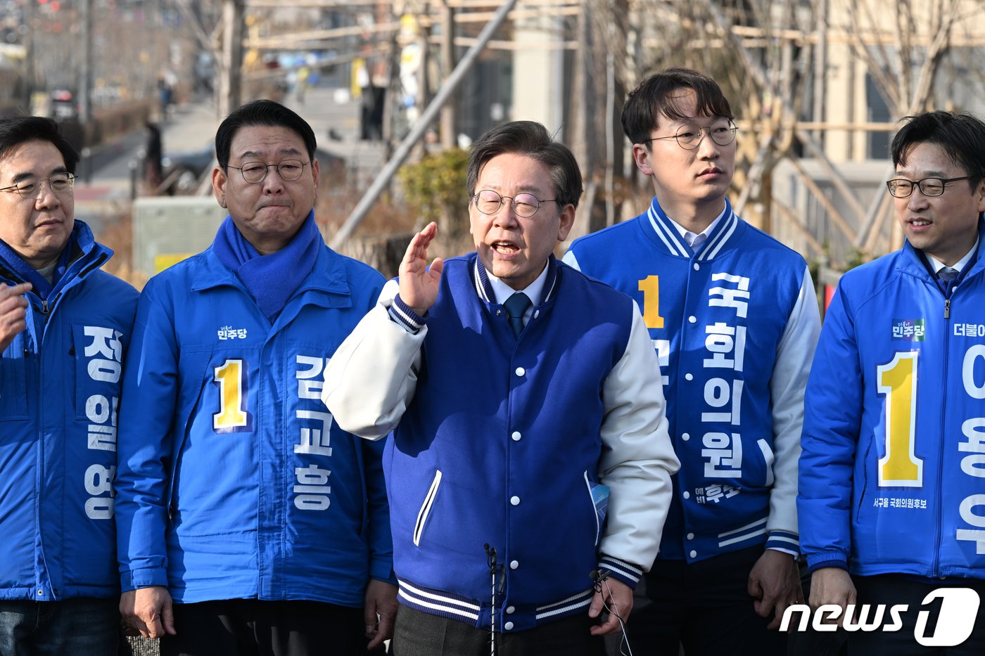 본문 이미지 - 이재명 더불어민주당 대표와 국회의원 후보들이 20일 오후 인천 서구 정서진중앙시장 인근에서 열린 현장 기자회견에서 발언하고 있다. (공동취재) 2024.3.20/뉴스1 ⓒ News1 임세영 기자