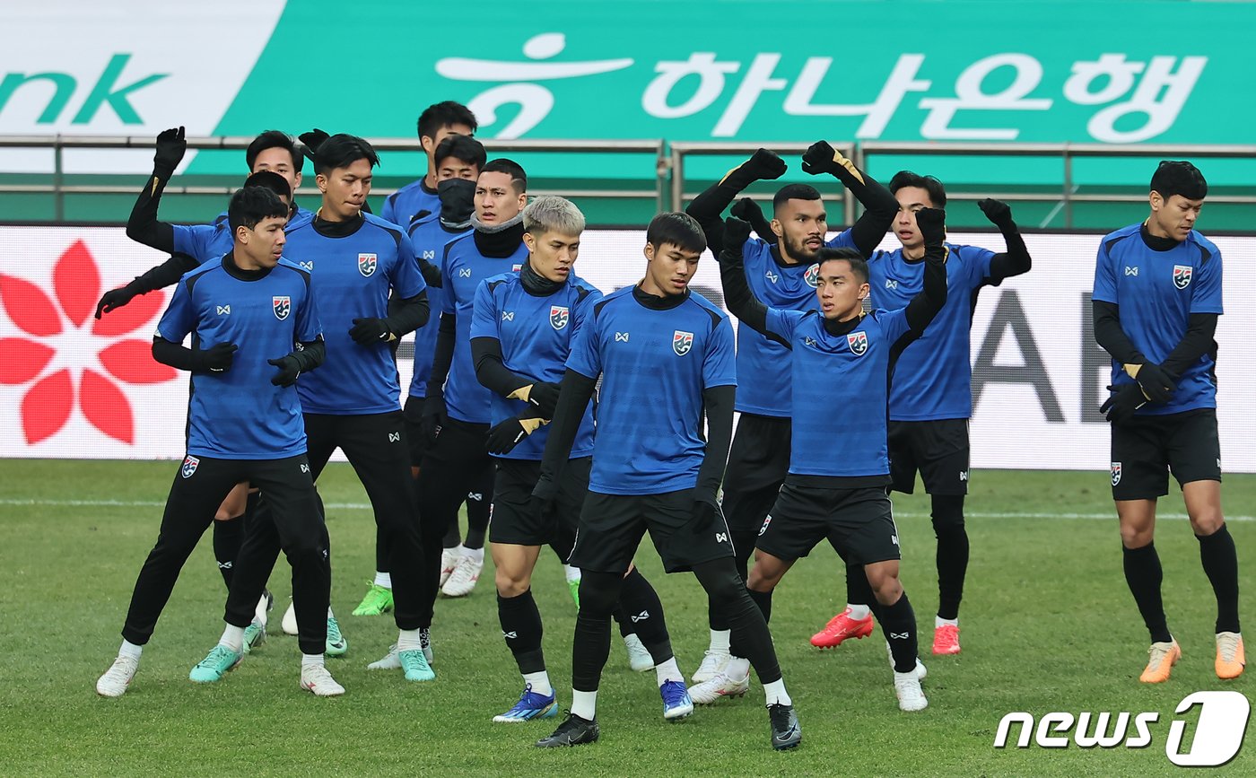 본문 이미지 - 태국 축구대표팀 선수들이 20일 오후 서울 마포구 서울월드컵경기장에서 2026 국제축구연맹(FIFA) 북중미 월드컵 아시아 지역 2차 예선 대한민국과 경기를 하루 앞두고 훈련하고 있다. 2024.3.20/뉴스1 ⓒ News1 김도우 기자