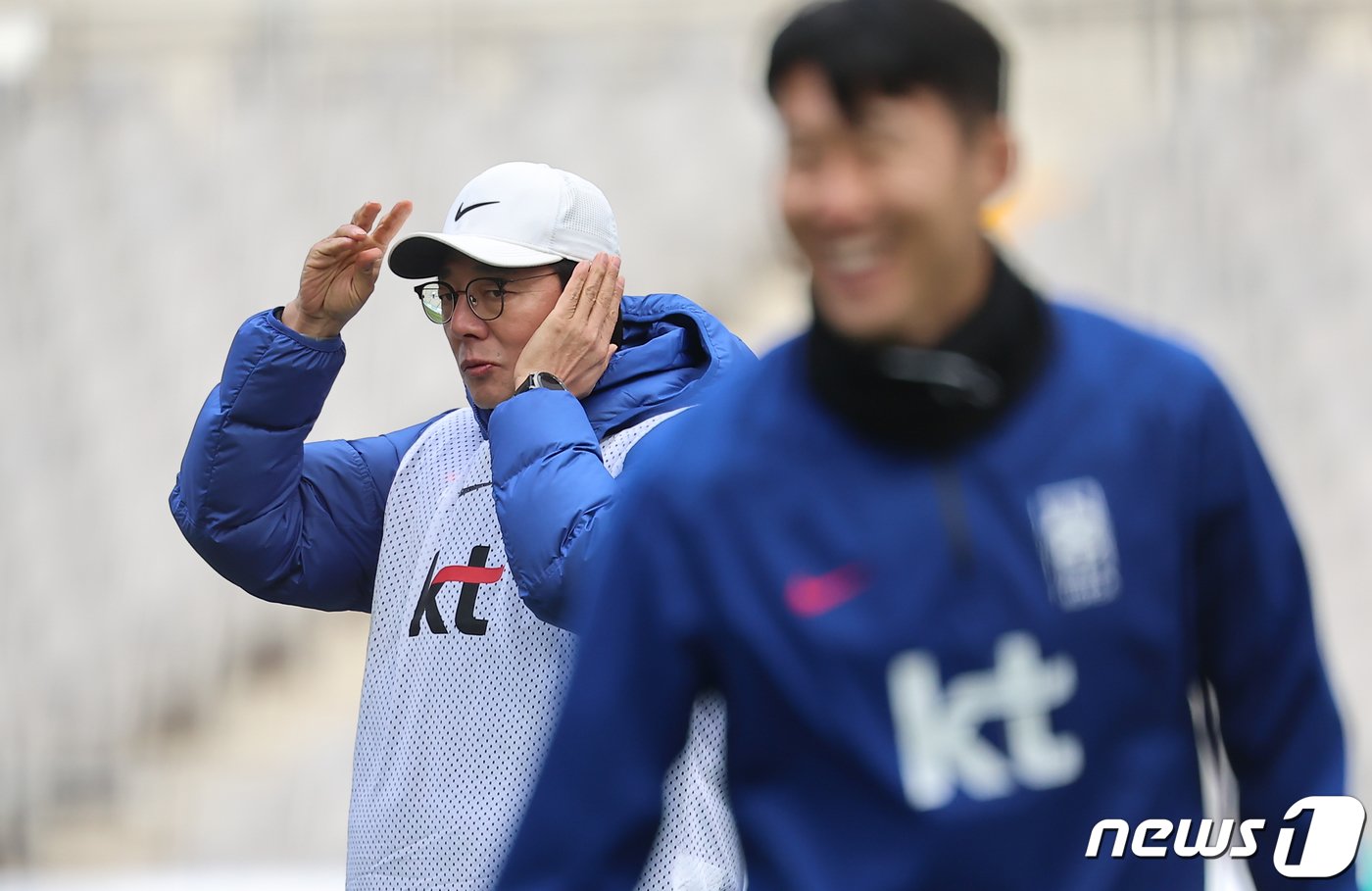 본문 이미지 - 황선홍 대한민국 축구대표팀 임시 감독이20일 오후 서울 마포구 서울월드컵경기장에서 2026 국제축구연맹(FIFA) 북중미 월드컵 아시아 지역 2차 예선 태국과 경기를 하루 앞두고 열린 훈련에서 선수들을 지켜보고 있다.  2024.3.20/뉴스1 ⓒ News1 김도우 기자