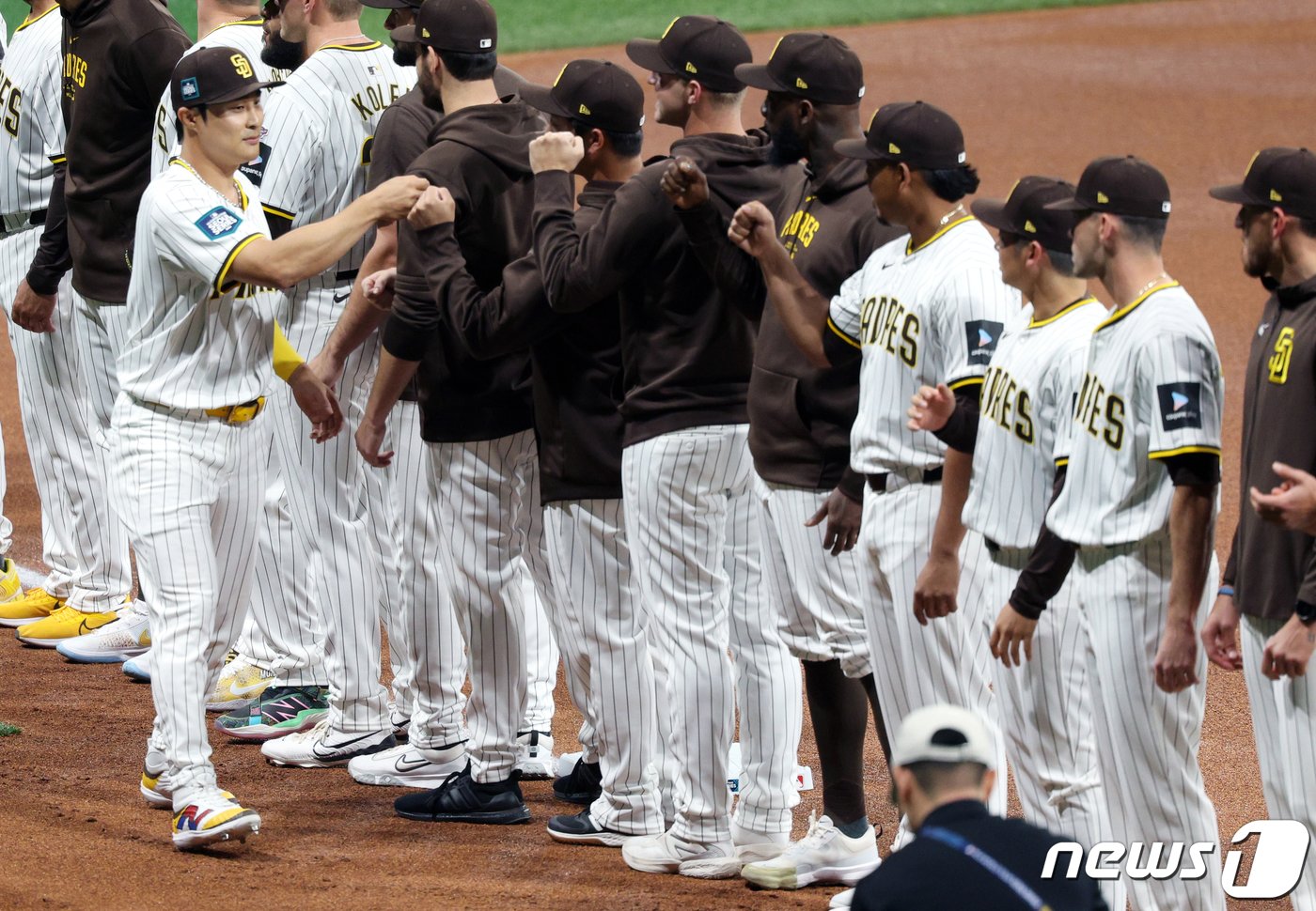 샌디에이고 파드리스의 김하성이 20일 서울 구로구 고척스카이돔에서 열릴 예정인 미국 프로야구&#40;MLB&#41; 공식 개막전 LA 다저스와 샌디에이고 파드리스의 1차전 경기를 앞두고 그라운드에서 팀원들과 주먹을 맞대고 있다. 2024.3.20/뉴스1 ⓒ News1 박정호 기자