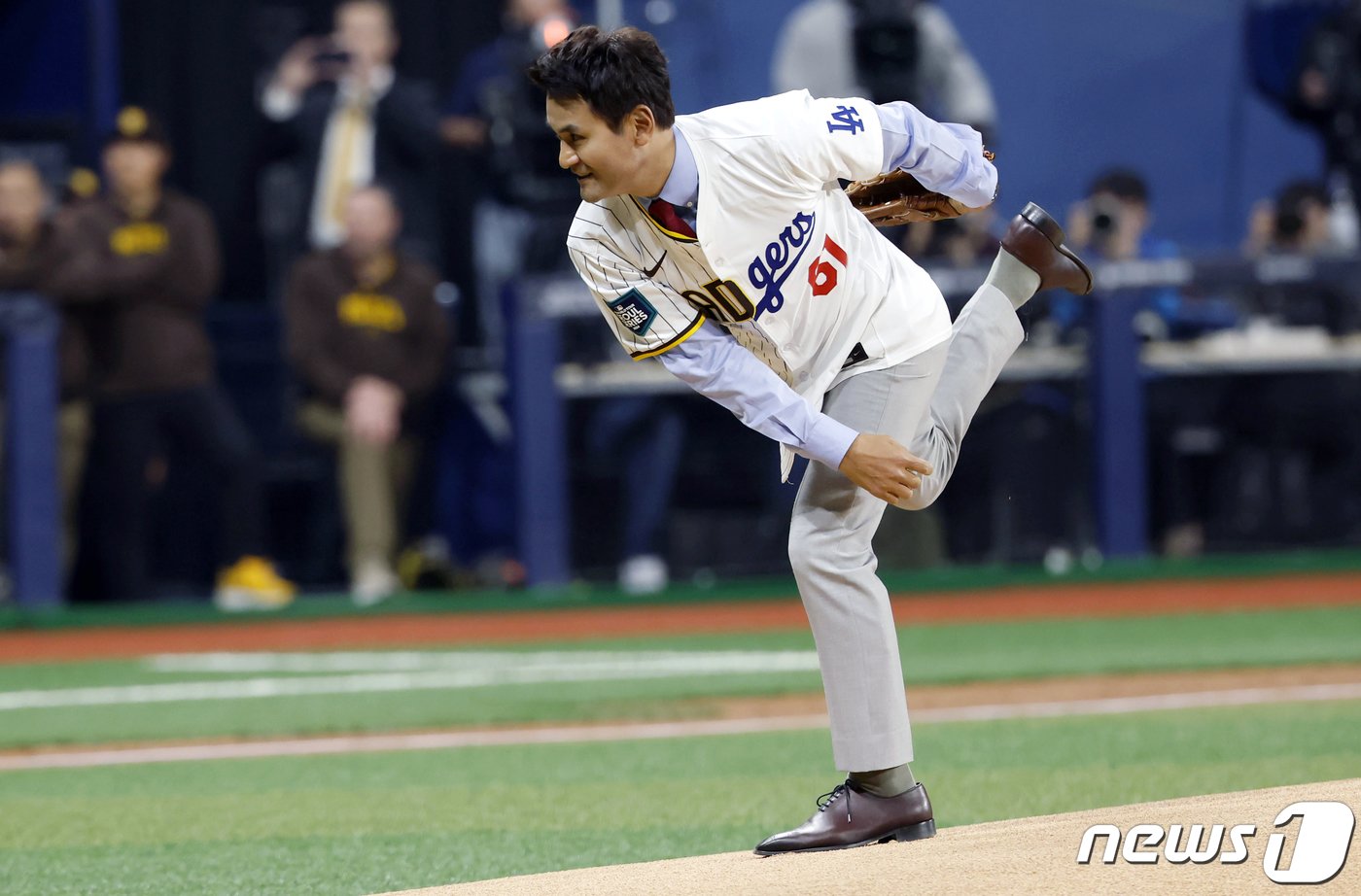 본문 이미지 - 한국인 최초 메이저리거 박찬호&#40;전 LA 다저스 선수&#41;가 20일 서울 고척스카이돔에서 열린 미국프로야구&#40;MLB&#41; 공식 개막전 LA 다저스 vs 샌디에이고 파드리스 1차전 경기 시작 전 시구를 하고 있다. &#40;공동취재&#41; 2024.3.20/뉴스1 ⓒ News1 박정호 기자