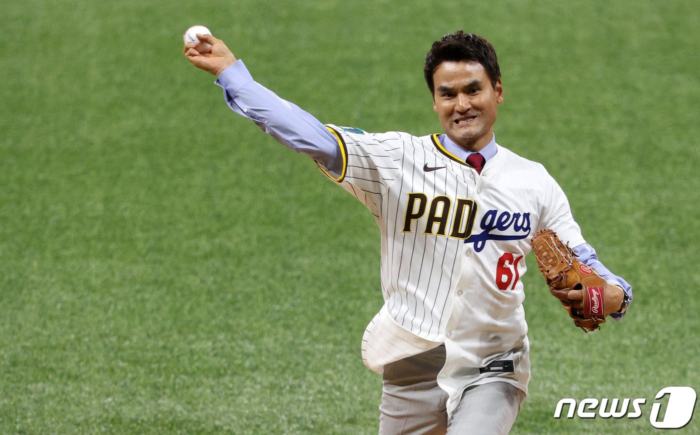 본문 이미지 - 2024 메이저리그 서울시리즈 LA 다저스-샌디에이고 파드리스전에서 시구하는 박찬호. 뉴스1 DB ⓒ News1 박정호 기자