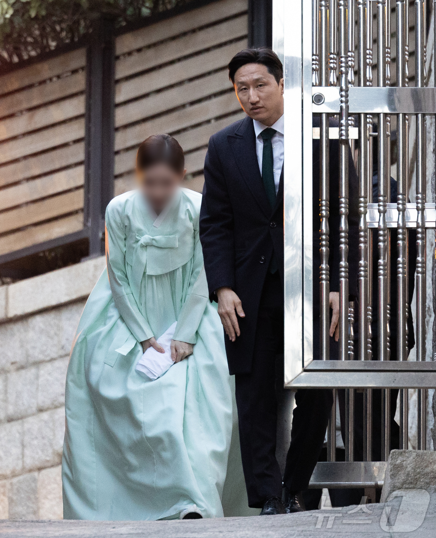 (서울=뉴스1) 이재명 기자 = 정기선 HD현대 부회장과 부인 정현선 씨가 20일 오후 고 정주영 현대그룹 명예회장 23주기 제사가 열린 서울 종로구 정 회장의 청운동 옛 자택으로 …