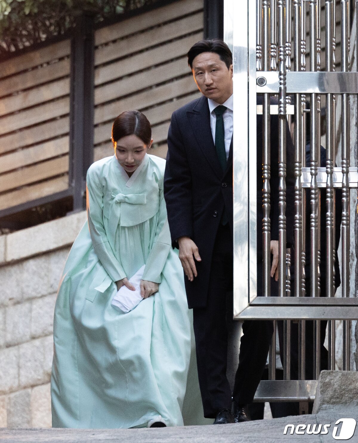 정기선 HD현대 부회장과 부인 정현선 씨가 20일 오후 고 정주영 현대그룹 명예회장 23주기 제사가 열린 서울 종로구 정 회장의 청운동 옛 자택으로 들어서는 도중 취재진을 향해 인사하고 있다. 2024.3.20/뉴스1 © News1 이재명 기자
