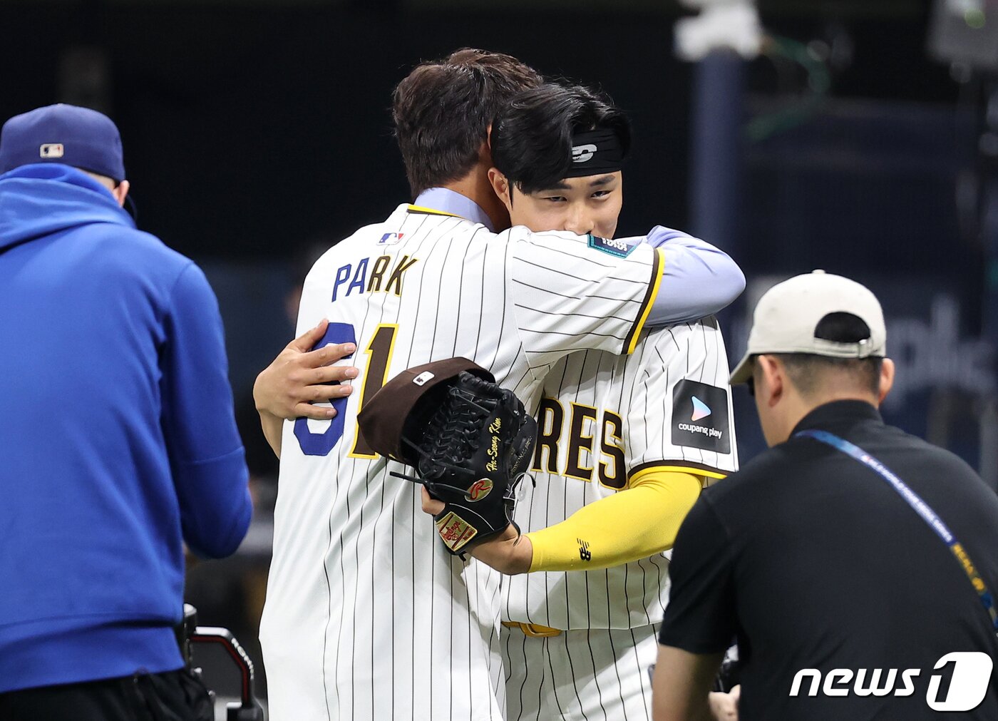 20일 서울 고척스카이돔에서 열린 2024년 미국프로야구 메이저리그&#40;MLB&#41; 정규시즌 개막전 로스앤젤레스 다저스와 샌디에이고 파드리스의 경기에서 시구자로 나선 박찬호가 김하성과 포옹하고 있다. 2024.3.20/뉴스1 ⓒ News1 박정호 기자