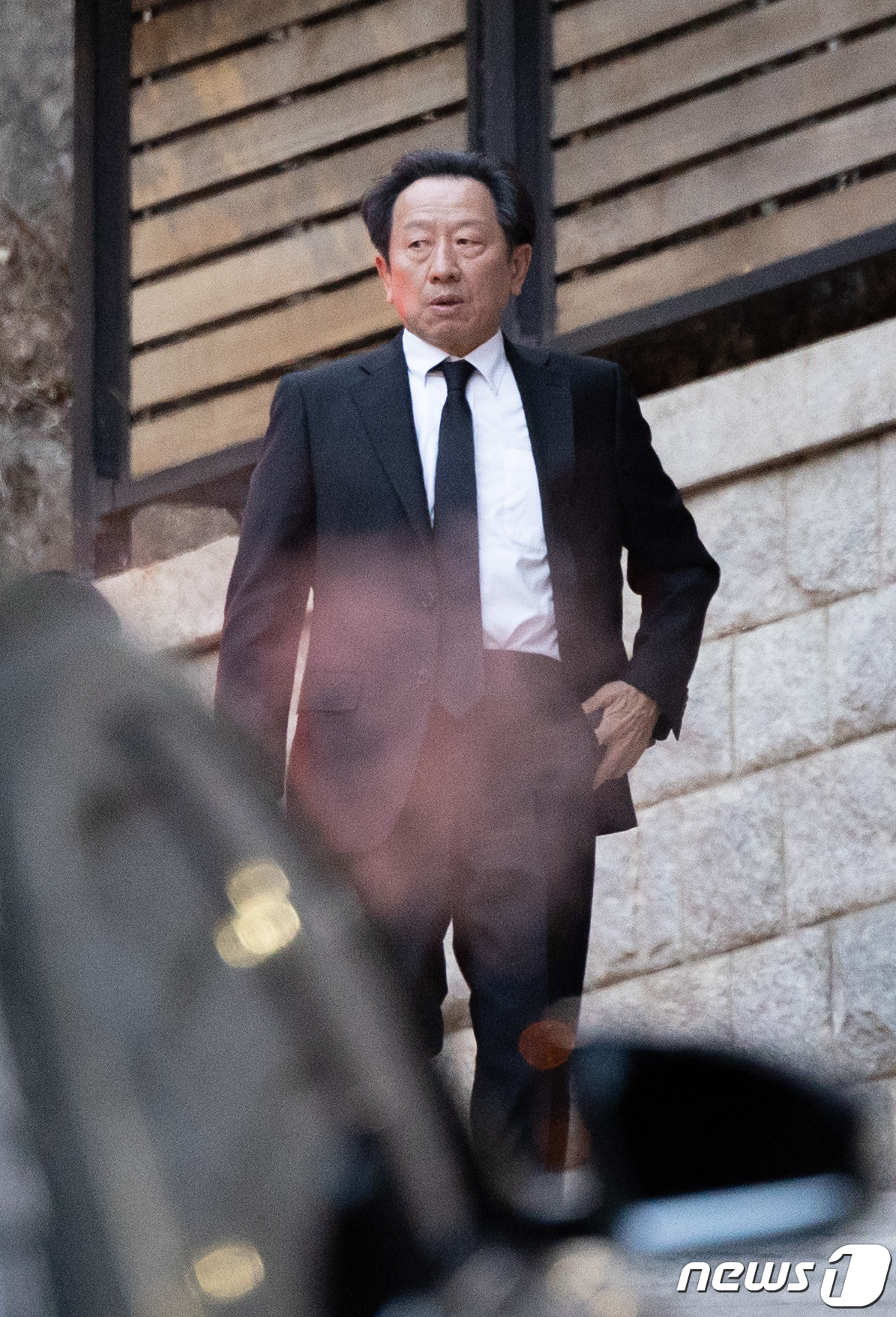 (서울=뉴스1) 이재명 기자 = 정몽석 현대종합금속 회장이 20일 오후 고 정주영 현대그룹 명예회장 23주기 제사가 열린 서울 종로구 정 회장의 청운동 옛 자택으로 들어서고 있다. …