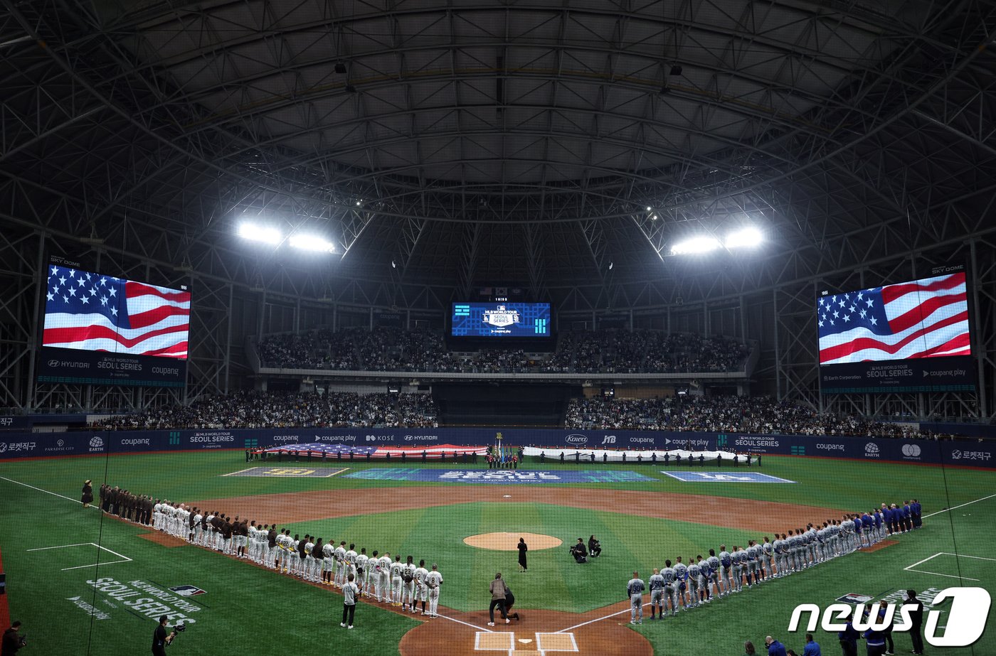 본문 이미지 - 20일 서울 구로구 고척스카이돔에서 열린 2024 미국 메이저리그(MLB) 월드투어 서울시리즈 개막전 샌디에이고 파드리스와 로스엔젤레스(LA) 다저스의 경기에서 미국 국가가 울려퍼지고 있다. 2024.3.20/뉴스1 ⓒ News1 박정호 기자