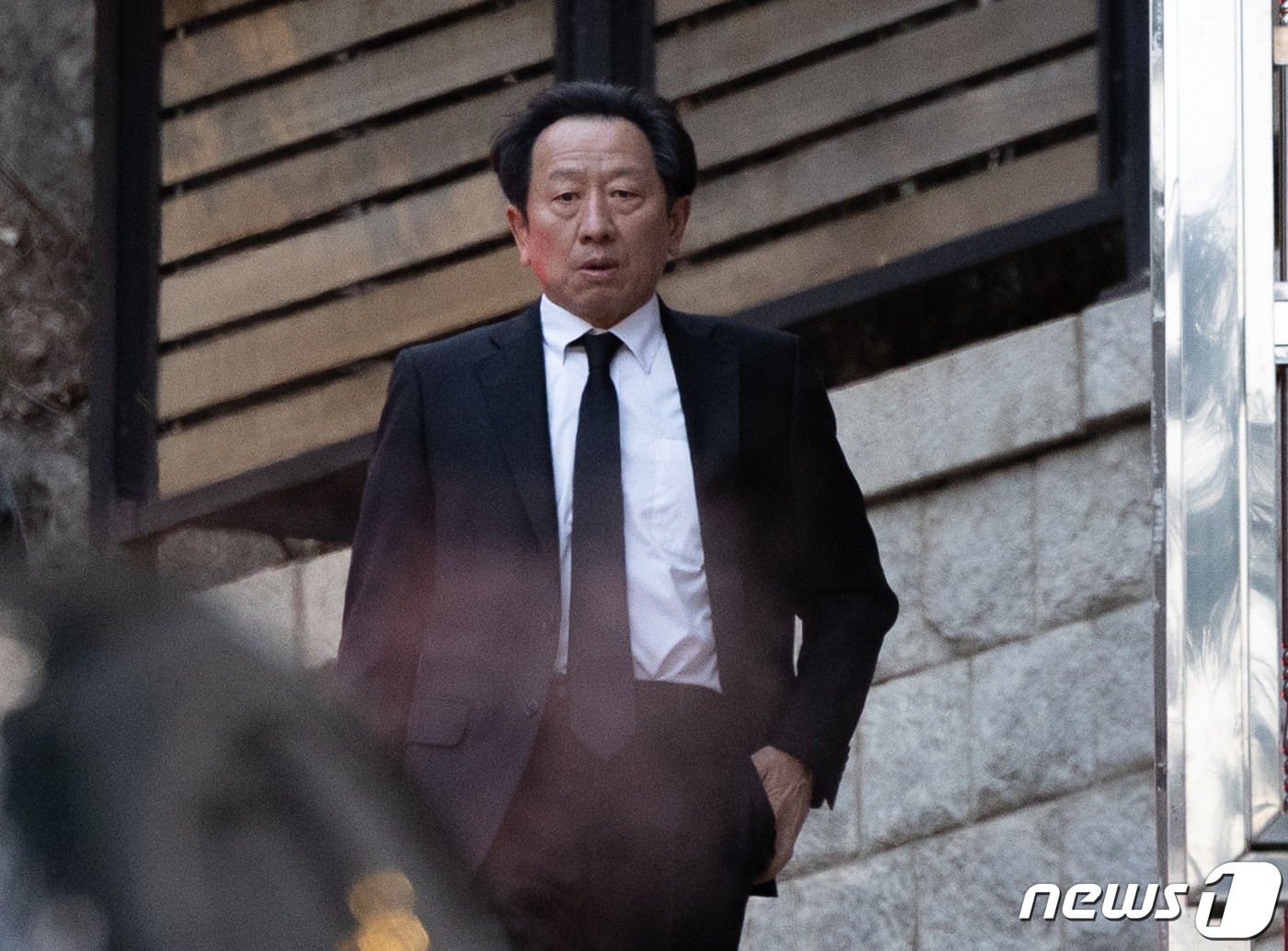 (서울=뉴스1) 이재명 기자 = 정몽석 현대종합금속 회장이 20일 오후 고 정주영 현대그룹 명예회장 23주기 제사가 열린 서울 종로구 정 회장의 청운동 옛 자택으로 들어서고 있다. …