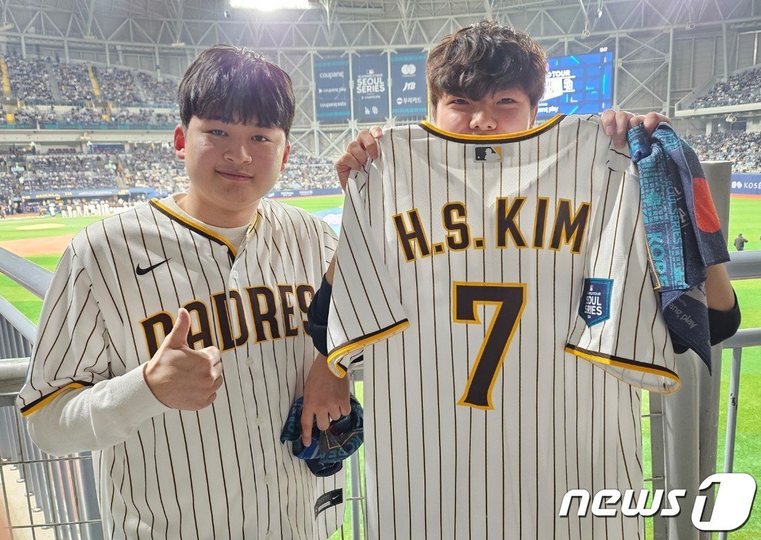 본문 이미지 - 20일 서울 고척 스카이돔에서 열린 서울시리즈를 관람하러 온 김재환, 김우진 씨. ⓒ News1