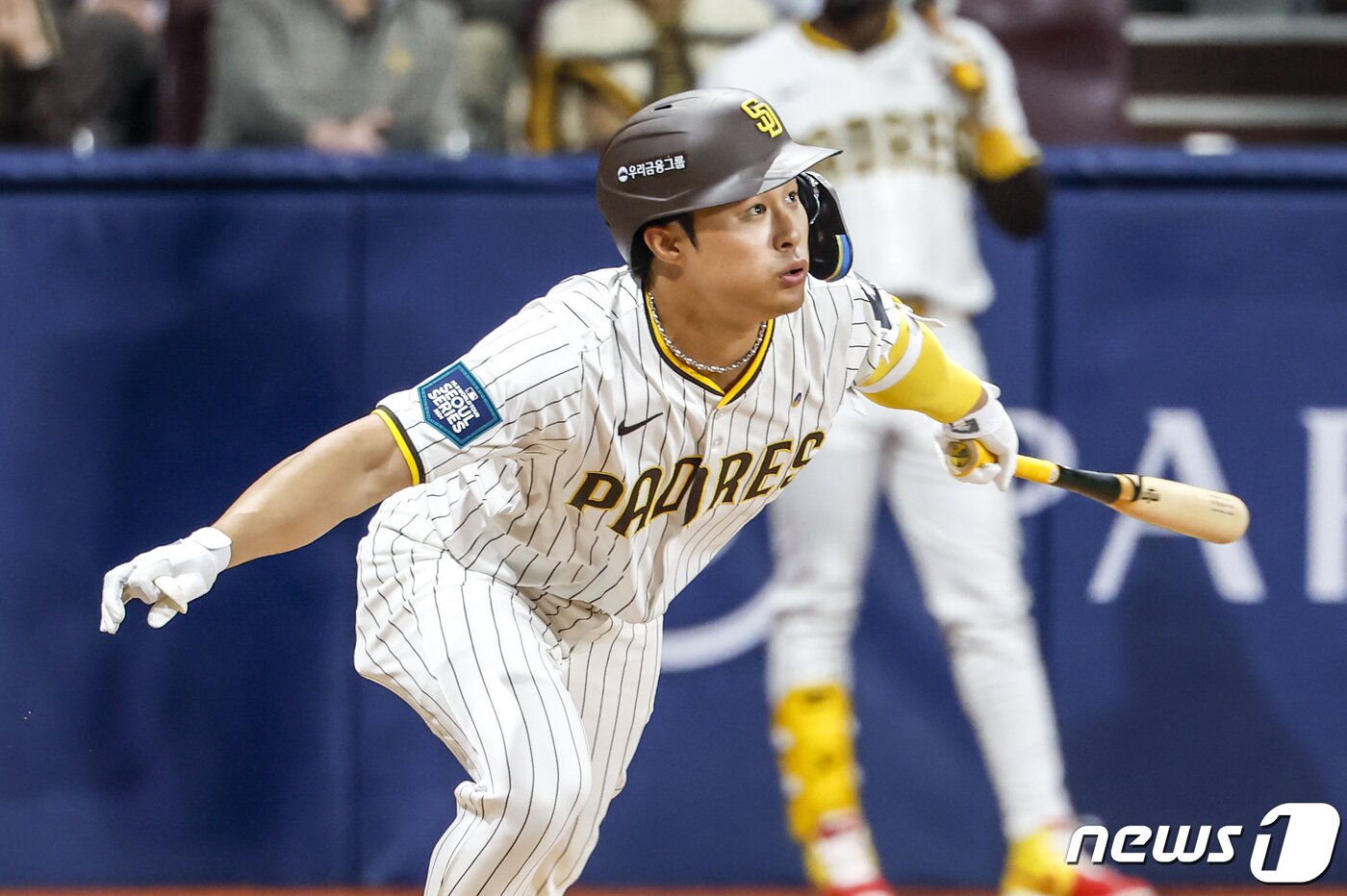 20일 서울 구로구 고척스카이돔에서 열린 2024 미국 메이저리그&#40;MLB&#41; 월드투어 서울시리즈 개막전 샌디에이고 파드리스와 로스엔젤레스&#40;LA&#41; 다저스의 경기에서 파드리스 김하성이 2회말 1사 주자 없는 상황 우익수 플라이 아웃 타구를 날리고 있다. &#40;공동취재&#41; 2024.3.20/뉴스1 ⓒ News1 박정호 기자