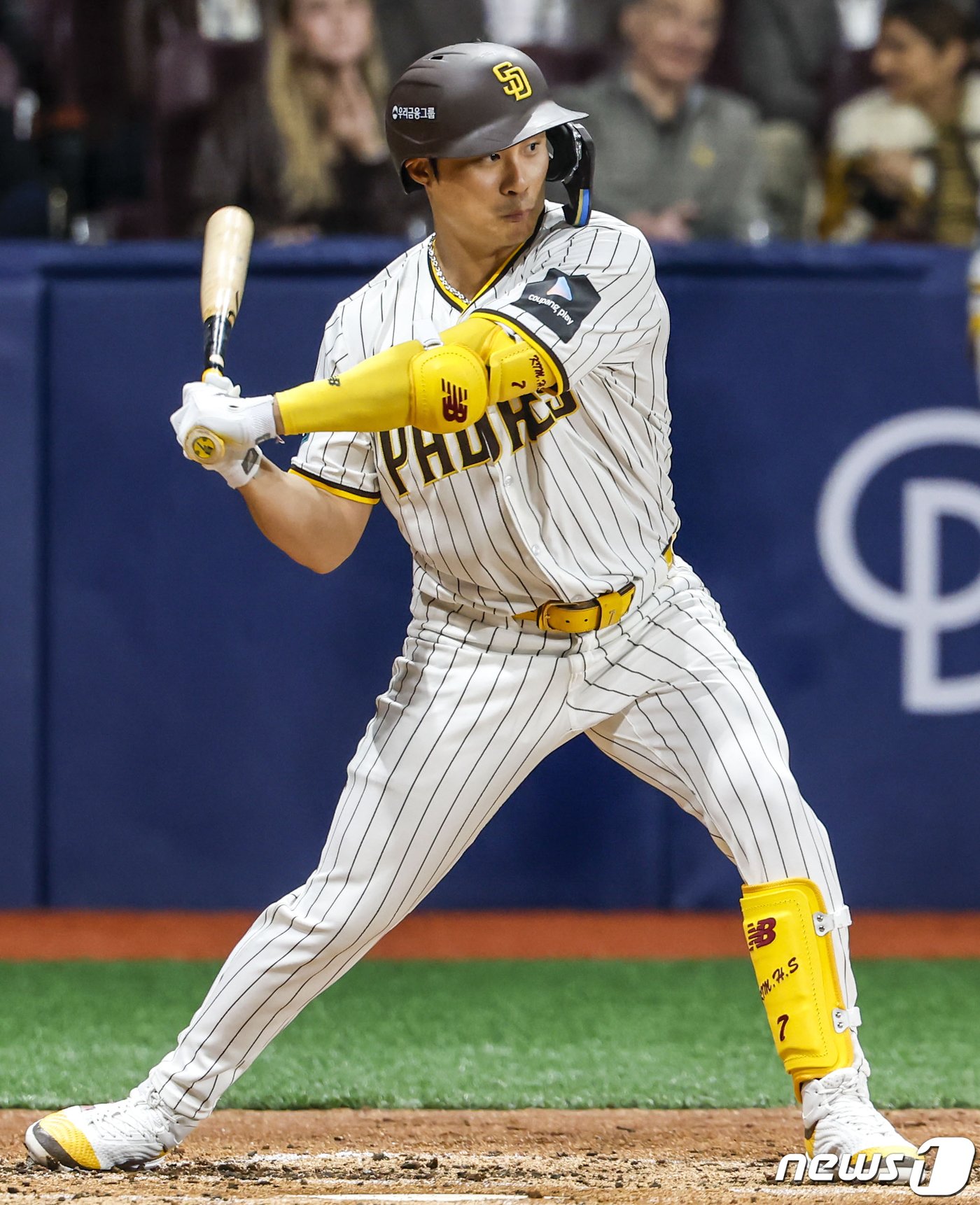 본문 이미지 - 20일 서울 구로구 고척스카이돔에서 열린 2024 미국 메이저리그(MLB) 월드투어 서울시리즈 개막전 샌디에이고 파드리스와 로스엔젤레스(LA) 다저스의 경기에서 파드리스 김하성이 2회말 1사 주자 없는 상황 타격하고 있다. (공동취재) 2024.3.20/뉴스1 ⓒ News1 박정호 기자