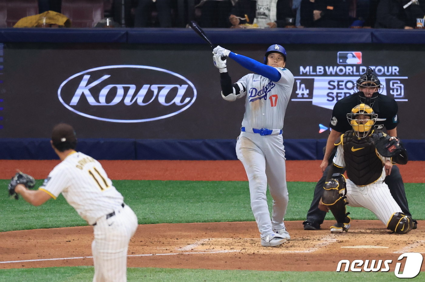 본문 이미지 - 20일 서울 고척스카이돔에서 열린 2024년 미국프로야구 메이저리그(MLB) 정규시즌 개막전 로스앤젤레스 다저스와 샌디에이고 파드리스의 경기. 3회초 2사 때 로스앤젤레스 다저스 오타니 쇼헤이가 안타를 치고 있다. 2024.3.20/뉴스1 ⓒ News1 김진환 기자