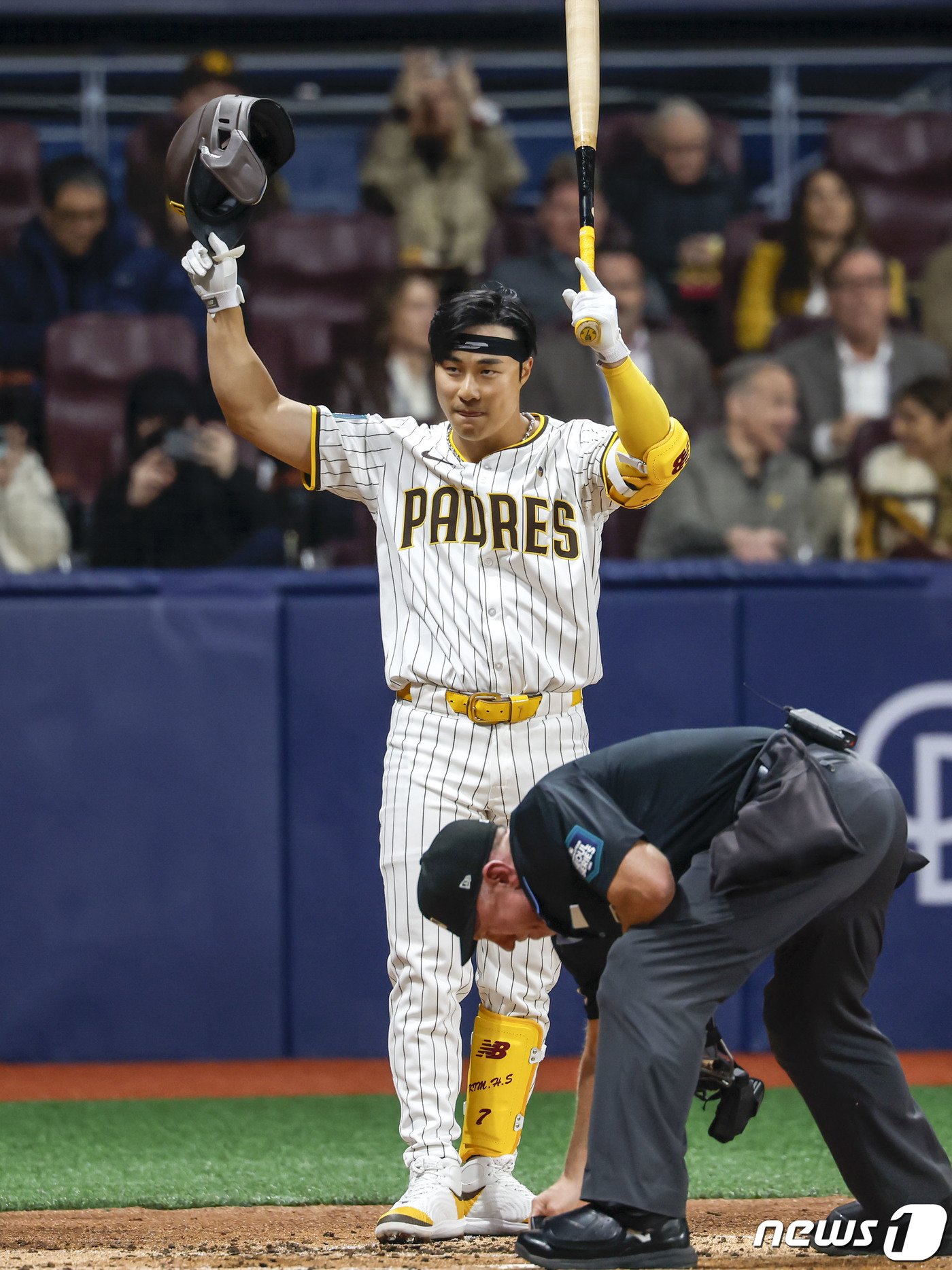 본문 이미지 - 20일 오후 서울 고척스카이돔에서 미국프로야구(MLB) 공식 개막전 LA다저스 대 샌디에이고 파드리스 1차전 경기, 2회말 1사 주자없는 상황 타석에 들어선 샌디에이고 김하성이 관중들에게 인사를 하고 있다. (공동취재) 2024.3.20/뉴스1 ⓒ News1 박정호 기자